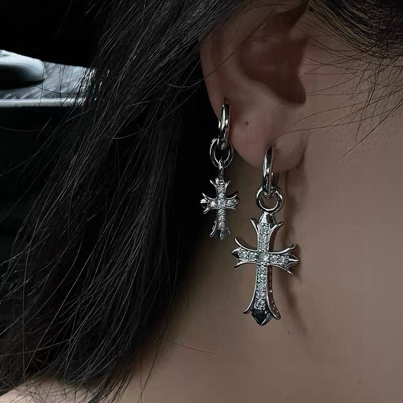 NO:558489,Batch of new [counter quality] Chrome Hearts classic retro cross diamond stud earrings. Concave and convex shapes with different pattern design styles, showing a distinctive cross. The Scout flower is the symbol of Chrome Hearts, so it is more durable. Genuine pattern-printed Chrome Hearts distinguishes the ordinary light version in the market. Check the quality of the version. Look at the printing details. The degree of retro gray oxidation. Seiko version!  !  !  Purely handmade ~ Authentic open mold fashion essentials. Can be worn by both men and women. Same style for couples. Official website original. Rock punk Thai silver style. Retro elements. Trendy and versatile!  , jewelry boutique, chrome hearts, chrome hearts19860909批 新款【专柜品质】Chrome Hearts克罗心 经典复古十字架镶钻耳钉 凹凸造型不同的花纹设计风格 呈现出与众不同 十字架 童军花是克罗心的志 所以更经久不衰 正品打版Chrome Hearts克罗心 区别市场普通轻版 对版对标品质 看字印细节 复古做旧灰氧程度.精工版本！！！ 纯手工打造 ～正品开模潮流时尚必备 男女均可佩戴 情侣同款 官网原版 摇滚朋克泰银风格 复古元素 潮流百搭！,饰品精品,chrome hearts,chrome hearts,Jewelry