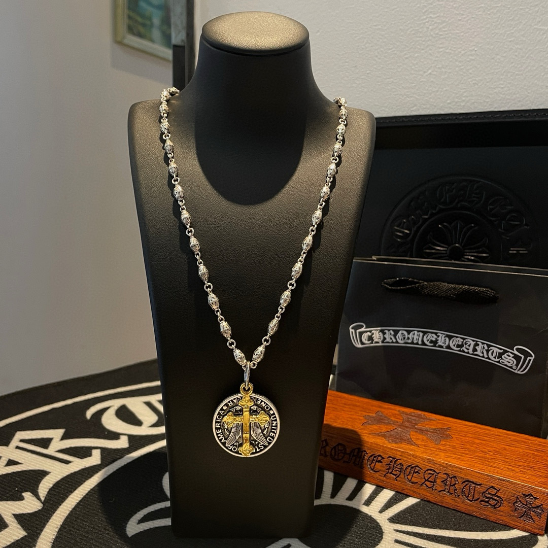 NO:558471,Batch Douyin/Kuaishou/ins/Xiaohongshu/live broadcast popular, new [counter quality] Chrome Hearts Chrome Hearts flower ball necklace, round cross pendant, different concave and convex shapes pattern design style, showing a distinctive cross. The Scout flower is the symbol of Chrome Hearts, so it is more durable. Genuine plate-printed Chrome Hearts Chrome Hearts is different from the ordinary light version in the market. Match the standard quality. Look at the printing details. The degree of retro gray oxidation. Seiko version!  !  !  Purely handmade ~ Authentic open mold fashion essentials. Can be worn by both men and women. Same style for couples. Official website original. Rock punk Thai silver style. Retro elements. Trendy and versatile!  , jewelry boutique, chrome hearts, chrome hearts, necklace19860909批 抖音/快手/ins/小红书/直播热门 ,新款【专柜品质】Chrome Hearts克罗心十字架花球项链 ,圆形十字架吊坠,凹凸造型不同的花纹设计风格 呈现出与众不同 十字架 童军花是克罗心的志 所以更经久不衰 正品打版Chrome Hearts克罗心 区别市场普通轻版 对版对标品质 看字印细节 复古做旧灰氧程度.精工版本！！！ 纯手工打造 ～正品开模潮流时尚必备 男女均可佩戴 情侣同款 官网原版 摇滚朋克泰银风格 复古元素 潮流百搭！,饰品精品,chrome hearts,chrome hearts,necklace,Jewelry
