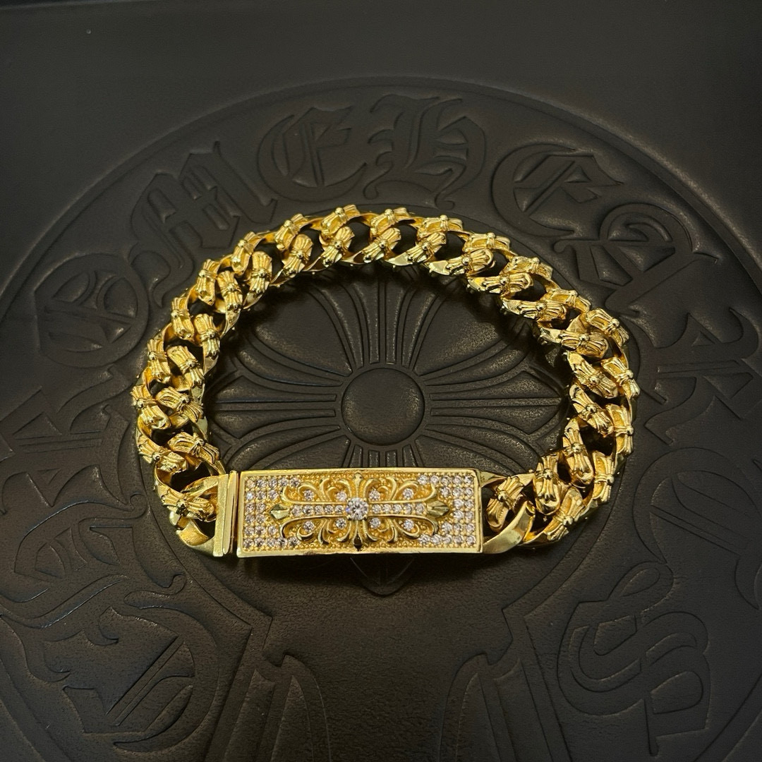 NO:558485,Batch of counter quality Chrome Hearts gold color classic twist retro full cross flower white diamond bracelet, concave and convex shapes with different pattern design styles, showing a distinctive cross. The Scout flower is the symbol of Chrome Hearts, so it is more durable. The genuine patterned Chrome Hearts Chrome Hearts necklace is different from the ordinary light version in the market. Match the version and standard quality. Look at the printing details. The degree of retro gray oxidation. Seiko version!  !  !  Purely handmade ~ Authentic open mold fashion essentials. Can be worn by both men and women. Same style for couples. Official website original. Rock punk Thai silver style. Retro elements. Trendy and versatile!  , jewelry boutique, chrome hearts, chrome hearts, necklace, bracelet, gold19860909批 专柜品质Chrome Hearts克罗心黄金色经典麻花复古全十字花白钻手链,凹凸造型不同的花纹设计风格 呈现出与众不同 十字架 童军花是克罗心的志 所以更经久不衰 正品打版Chrome Hearts克罗心项链区别市场普通轻版 对版对标品质 看字印细节 复古做旧灰氧程度.精工版本！！！ 纯手工打造 ～正品开模潮流时尚必备 男女均可佩戴 情侣同款 官网原版 摇滚朋克泰银风格 复古元素 潮流百搭！,饰品精品,chrome hearts,chrome hearts,necklace,bracelet,gold,Jewelry