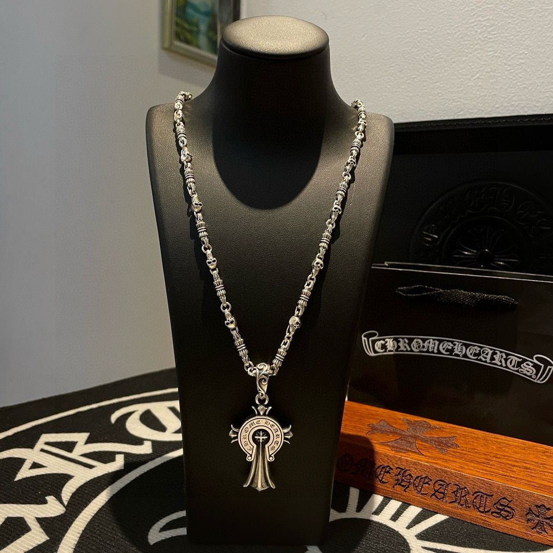 NO:558515,Approved on Douyin/Kuaishou/ins/Xiaohongshu/live broadcast popular, new [counter quality] Chrome Hearts skull necklace, horseshoe print cross pendant, different pattern design styles with concave and convex shapes, showing a distinctive cross. The Scout flower is the symbol of Chrome Hearts, so it is more durable. Genuine plate-printed Chrome Hearts distinguishes the ordinary light version in the market. Match the standard quality. Look at the printing details. The degree of retro gray oxidation. Seiko version!  !  !  Purely handmade ~ Authentic open mold fashion essentials. Can be worn by both men and women. Same style for couples. Official website original. Rock punk Thai silver style. Retro elements. Trendy and versatile!  , jewelry boutique, chrome hearts, chrome hearts, necklace19860909批抖音/快手/ins/小红书/直播热门 ,新款【专柜品质】Chrome Hearts克罗心骷髅头项链 ,马蹄印十字架吊坠,凹凸造型不同的花纹设计风格 呈现出与众不同 十字架 童军花是克罗心的志 所以更经久不衰 正品打版Chrome Hearts克罗心 区别市场普通轻版 对版对标品质 看字印细节 复古做旧灰氧程度.精工版本！！！ 纯手工打造 ～正品开模潮流时尚必备 男女均可佩戴 情侣同款 官网原版 摇滚朋克泰银风格 复古元素 潮流百搭！,饰品精品,chrome hearts,chrome hearts,necklace,Jewelry