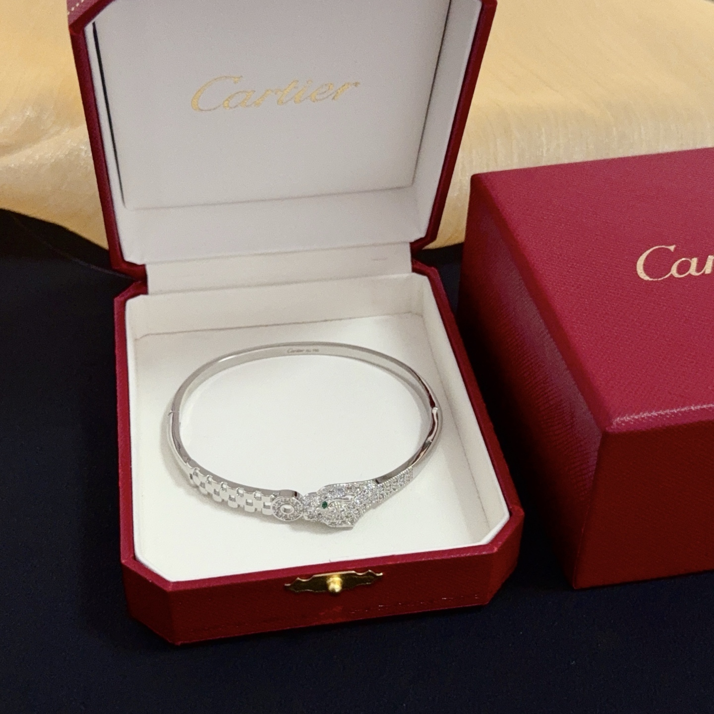 NO:558656,Cartier diamond-encrusted bracelet, high-end customized version, diamond-encrusted craftsmanship, V gold material, classic and fashionable style, reconstruct the aesthetics of love with sharp lines!  Breaking the rules, the diamond-encrusted design actually achieves the ceiling of high-end sense - no need for flashy accumulation, love should be as pure as ever. Cartier is loved by many celebrities and Internet celebrities. The Leopard series bracelet is absolutely an eternal classic, and it is not limited to men and women, and there is no age limit!  Wear it and you will be the center of attention!  , jewelry boutique, cartier, bracelet19860909卡地亚镶钻手镯 高端定制版本 镶嵌钻工艺 V金材质 经典而时尚风格 用凌厉线条重构爱情美学！打破常规,镶嵌钻设计反而成就高级感天花板——无需浮华堆砌,爱本应纯粹如初 卡地亚受众多明星网红的爱戴 豹子系列手镯 绝对是永恒经典 而且男女不限 年龄不限 ！戴上它你就是焦点！,饰品精品,cartier,bracelet,Jewelry