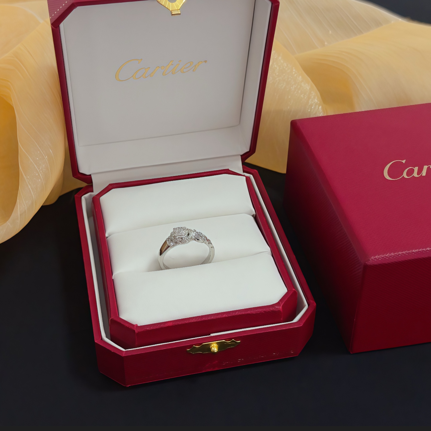 NO:558658,Cartier diamond-set ring, high-end customized version, diamond-set technology, V gold material, classic and fashionable style, using sharp lines to reconstruct the aesthetics of love!  Breaking the rules, the diamond-encrusted design actually achieves the ceiling of high-end sense - no need for flashy accumulation, love should be as pure as ever. Cartier is loved by many celebrities and Internet celebrities. The Leopard series bracelet is absolutely an eternal classic, and it is not limited to men and women, and there is no age limit!  Wear it and you will be the center of attention!  , jewelry boutique, cartier, ring, bracelet19860909卡地亚镶钻戒指 高端定制版本 镶嵌钻工艺 V金材质 经典而时尚风格 用凌厉线条重构爱情美学！打破常规,镶嵌钻设计反而成就高级感天花板——无需浮华堆砌,爱本应纯粹如初 卡地亚受众多明星网红的爱戴 豹子系列手镯 绝对是永恒经典 而且男女不限 年龄不限 ！戴上它你就是焦点！,饰品精品,cartier,ring,bracelet,Jewelry