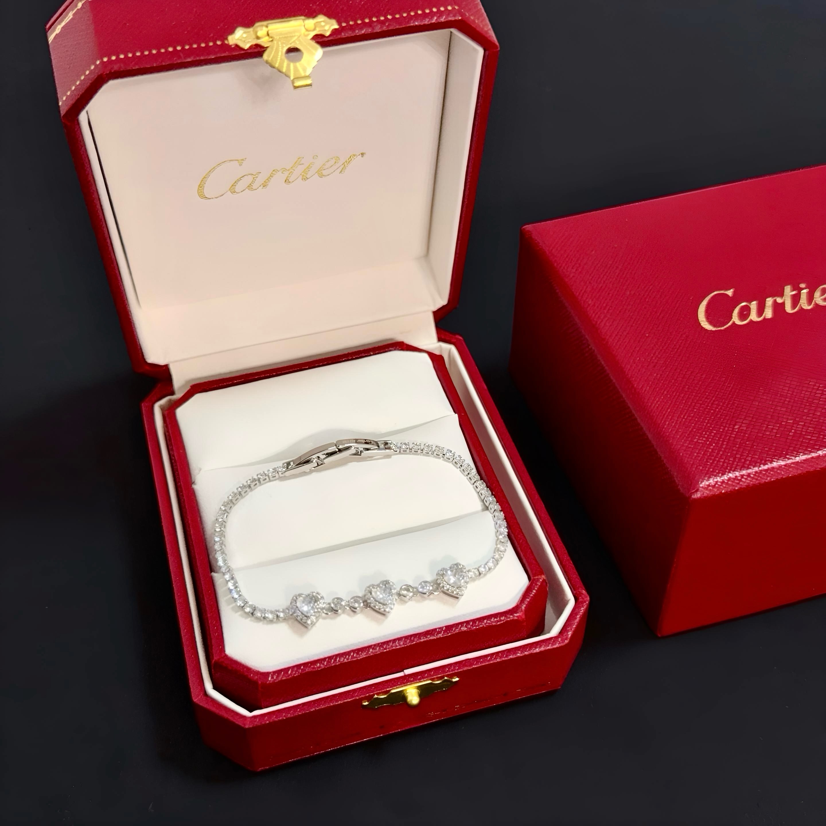 NO:558647,Cartier diamond-encrusted bracelet, high-end customized version, diamond-encrusted craftsmanship, V-gold material, classic and fashionable style, reconstructing the aesthetics of love with sharp lines!  Breaking the rules, the diamond-encrusted design actually achieves the ceiling of high-end sense - no need for flashy accumulation, love should be as pure as ever. Cartier is loved by many celebrities and Internet celebrities. The Leopard series bracelet is absolutely an eternal classic, and it is not limited to men and women, and there is no age limit!  Wear it and you will be the center of attention!  , jewelry boutique,cartier,bracelet,bracelet19860909卡地亚镶钻手链 高端定制版本 镶嵌钻工艺 V金材质 经典而时尚风格 用凌厉线条重构爱情美学！打破常规,镶嵌钻设计反而成就高级感天花板——无需浮华堆砌,爱本应纯粹如初 卡地亚受众多明星网红的爱戴 豹子系列手镯 绝对是永恒经典 而且男女不限 年龄不限 ！戴上它你就是焦点！,饰品精品,cartier,bracelet,bracelet,Jewelry