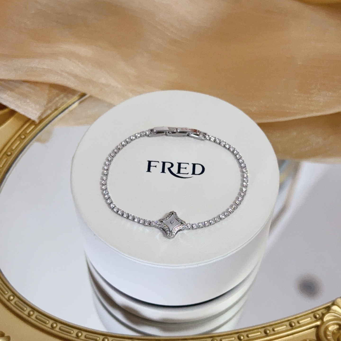 NO:558655,Popular Frederic full diamond horseshoe buckle bracelet, classic and versatile, a must-have item for fashionistas, fashionable and exquisite, 11 pairs of customized versions, thickened 18k electroplating process, the effect is very versatile!  !  , jewelry boutique, bracelet19860909火爆 费雷德满钻马蹄扣手链 经典百搭,网红达人 时尚一族备必单品,时尚精致,11对版定制,加厚电镀18k工艺,上手效果非常百搭！！,饰品精品,bracelet,Jewelry