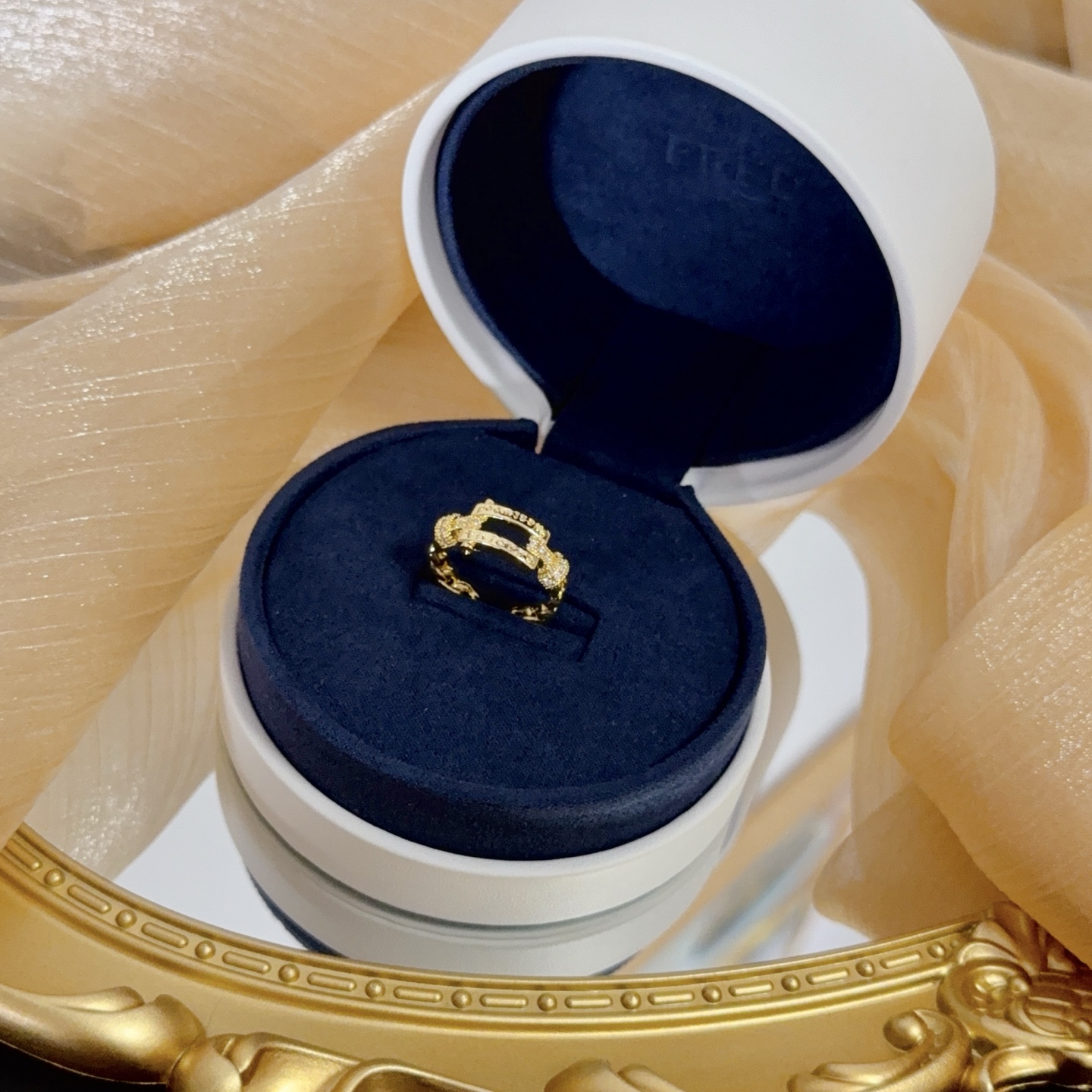 NO:558657,Popular Frederic full diamond horseshoe buckle ring, classic and versatile, a must-have item for Internet celebrities, fashionable and exquisite, 11 pairs of customized versions, thickened electroplating 18k process., jewelry boutique, ring19860909火爆 费雷德满钻马蹄扣戒指,经典百搭,网红达人 时尚一族备必单品时尚精致,11对版定制,加厚电镀18k工艺.,饰品精品,ring,Jewelry