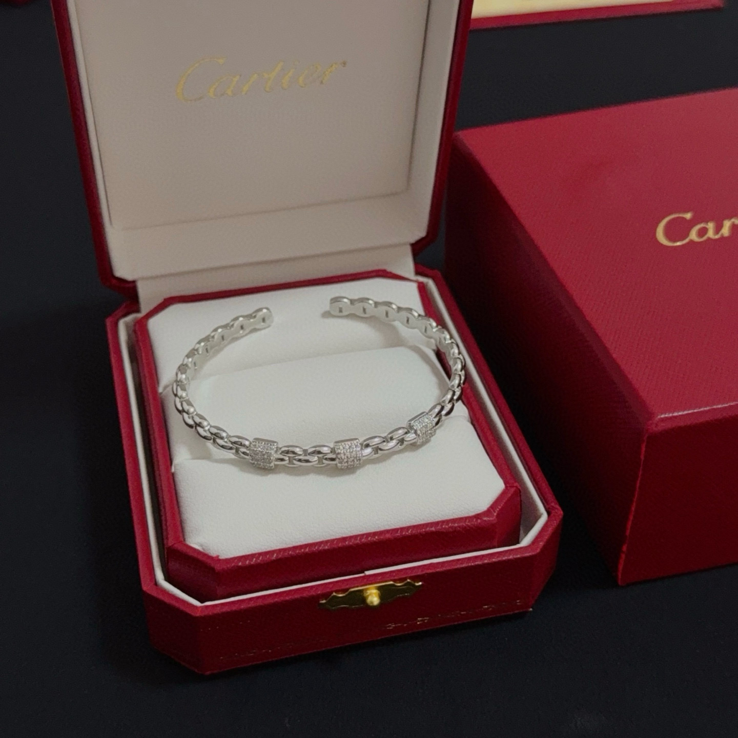 NO:581999,Cartier diamond-encrusted bracelet, high-end customized version, diamond-encrusted craftsmanship, V gold material, classic and fashionable style, reconstruct the aesthetics of love with sharp lines!  Breaking the rules, the diamond-encrusted design actually achieves the ceiling of high-end sense - no need for flashy accumulation, love should be as pure as ever. Cartier is loved by many celebrities and Internet celebrities. The Leopard series bracelet is absolutely an eternal classic, and it is not limited to men and women, and there is no age limit!  Wear it and you will be the center of attention!  , jewelry boutique, cartier, bracelet19860909卡地亚镶钻手镯 高端定制版本 镶嵌钻工艺 V金材质 经典而时尚风格 用凌厉线条重构爱情美学！打破常规,镶嵌钻设计反而成就高级感天花板——无需浮华堆砌,爱本应纯粹如初 卡地亚受众多明星网红的爱戴 豹子系列手镯 绝对是永恒经典 而且男女不限 年龄不限 ！戴上它你就是焦点！,饰品精品,cartier,bracelet,Jewelry