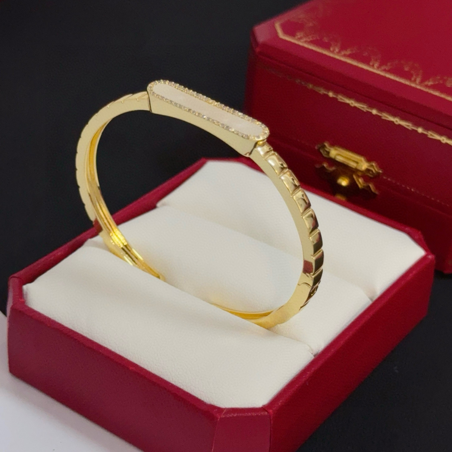 NO:582006,Cartier diamond-encrusted bracelet, high-end customized version, diamond-encrusted craftsmanship, V gold material, classic and fashionable style, reconstruct the aesthetics of love with sharp lines!  Breaking the rules, the diamond-encrusted design actually achieves the ceiling of high-end sense - no need for flashy accumulation, love should be as pure as ever. Cartier is loved by many celebrities and Internet celebrities. The Leopard series bracelet is absolutely an eternal classic, and it is not limited to men and women, and there is no age limit!  Wear it and you will be the center of attention!  , jewelry boutique, cartier, bracelet19860909卡地亚镶钻手镯 高端定制版本 镶嵌钻工艺 V金材质 经典而时尚风格 用凌厉线条重构爱情美学！打破常规,镶嵌钻设计反而成就高级感天花板——无需浮华堆砌,爱本应纯粹如初 卡地亚受众多明星网红的爱戴 豹子系列手镯 绝对是永恒经典 而且男女不限 年龄不限 ！戴上它你就是焦点！,饰品精品,cartier,bracelet,Jewelry