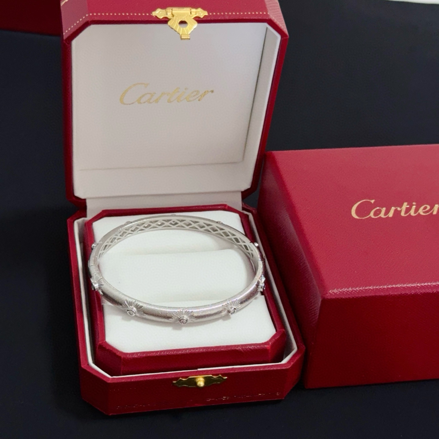 NO:575286,Cartier diamond-encrusted bracelet, high-end customized version, diamond-encrusted craftsmanship, V gold material, classic and fashionable style, reconstruct the aesthetics of love with sharp lines!  Breaking the rules, the diamond-encrusted design actually achieves the ceiling of high-end sense - no need for flashy accumulation, love should be as pure as ever. Cartier is loved by many celebrities and Internet celebrities. The Leopard series bracelet is absolutely an eternal classic, and it is not limited to men and women, and there is no age limit!  Wear it and you will be the center of attention!  , jewelry boutique, cartier, bracelet19860909卡地亚镶钻手镯 高端定制版本 镶嵌钻工艺 V金材质 经典而时尚风格 用凌厉线条重构爱情美学！打破常规,镶嵌钻设计反而成就高级感天花板——无需浮华堆砌,爱本应纯粹如初 卡地亚受众多明星网红的爱戴 豹子系列手镯 绝对是永恒经典 而且男女不限 年龄不限 ！戴上它你就是焦点！,饰品精品,cartier,bracelet,Jewelry