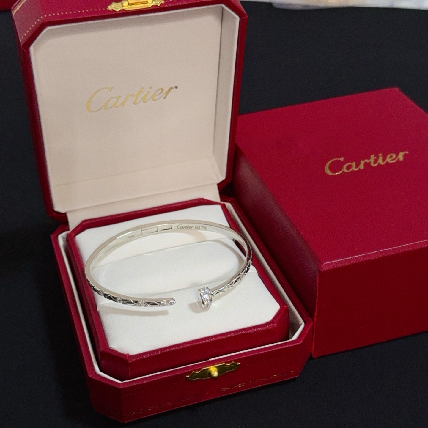 NO:582033,Cartier diamond-encrusted nail bracelet, high-end customized version, diamond-encrusted craftsmanship, V gold material, classic and fashionable style, reconstruct the aesthetics of love with sharp lines!  Breaking the rules, the diamond-encrusted design actually achieves the ceiling of high-end sense - no need for flashy accumulation, love should be as pure as ever. Cartier is loved by many celebrities and Internet celebrities. The Leopard series bracelet is absolutely an eternal classic, and it is not limited to men and women, and there is no age limit!  Wear it and you will be the center of attention!  , jewelry boutique, cartier, bracelet19860909卡地亚镶钻钉子手镯 高端定制版本 镶嵌钻工艺 V金材质 经典而时尚风格 用凌厉线条重构爱情美学！打破常规,镶嵌钻设计反而成就高级感天花板——无需浮华堆砌,爱本应纯粹如初 卡地亚受众多明星网红的爱戴 豹子系列手镯 绝对是永恒经典 而且男女不限 年龄不限 ！戴上它你就是焦点！,饰品精品,cartier,bracelet,Jewelry