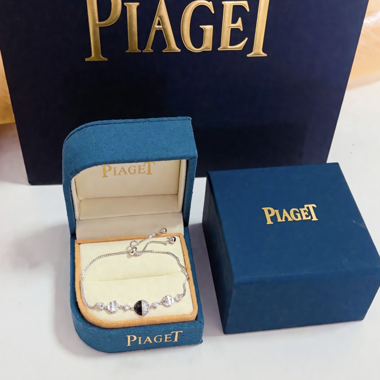 NO:582021,Piaget transfer bead bracelet, high-end customized version, inlaid with diamonds, V gold material, adjustable length, unique design, gentle and texture~, classic and elegant style, a manifestation of character, a symbol of love, and a kind of spiritual sustenance. From necklaces decorated with rotating cylinders to pendants and bracelets decorated with rotating rings, jewelry is full of smart and interesting., jewelry boutique, piaget, necklace, bracelet, bracelet19860909Piaget伯爵转运珠手链, 高端定制版本 镶嵌钻工艺 V金材质 ,可调节长度,设计独特,温柔 有质感～,款式经典大气,是性格的彰显,爱情的象征更是精神的一种寄托.从装饰旋转圆柱的项链到点缀旋转圆环的吊坠和手镯手链,珠宝都充满灵动趣味.,饰品精品,piaget,necklace,bracelet,bracelet,Jewelry