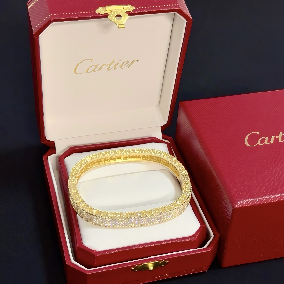 NO:582029,Cartier diamond-encrusted bracelet, high-end customized version, diamond-encrusted craftsmanship, V gold material, classic and fashionable style, reconstruct the aesthetics of love with sharp lines!  Breaking the rules, the diamond-encrusted design actually achieves the ceiling of high-end sense - no need for flashy accumulation, love should be as pure as ever. Cartier is loved by many celebrities and Internet celebrities. The Leopard series bracelet is absolutely an eternal classic, and it is not limited to men and women, and there is no age limit!  Wear it and you will be the center of attention!  , jewelry boutique, cartier, bracelet19860909卡地亚镶钻手镯 高端定制版本 镶嵌钻工艺 V金材质 经典而时尚风格 用凌厉线条重构爱情美学！打破常规,镶嵌钻设计反而成就高级感天花板——无需浮华堆砌,爱本应纯粹如初 卡地亚受众多明星网红的爱戴 豹子系列手镯 绝对是永恒经典 而且男女不限 年龄不限 ！戴上它你就是焦点！,饰品精品,cartier,bracelet,Jewelry