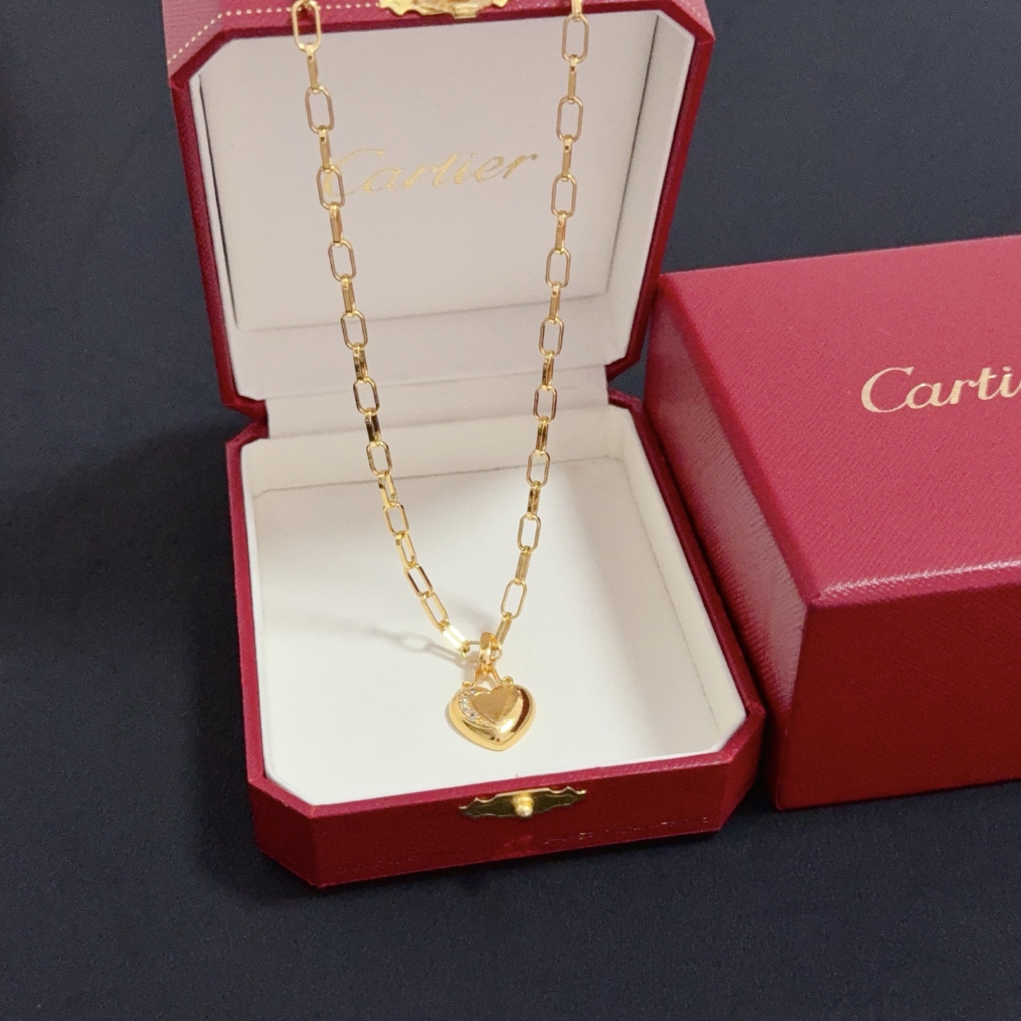 NO:582034,Cartier diamond-encrusted necklace, high-end customized version, diamond-encrusted craftsmanship, V gold material, classic and fashionable style, reconstruct the aesthetics of love with sharp lines!  Breaking the rules, the diamond-encrusted design actually achieves the ceiling of high-end sense - no need for flashy accumulation, love should be as pure as ever. Cartier is loved by many celebrities and Internet celebrities. The Leopard series bracelet is absolutely an eternal classic, and it is not limited to men and women, and there is no age limit!  Wear it and you will be the center of attention!  , jewelry boutique,cartier,necklace,bracelet19860909卡地亚镶钻项链 高端定制版本 镶嵌钻工艺 V金材质 经典而时尚风格 用凌厉线条重构爱情美学！打破常规,镶嵌钻设计反而成就高级感天花板——无需浮华堆砌,爱本应纯粹如初 卡地亚受众多明星网红的爱戴 豹子系列手镯 绝对是永恒经典 而且男女不限 年龄不限 ！戴上它你就是焦点！,饰品精品,cartier,necklace,bracelet,Jewelry