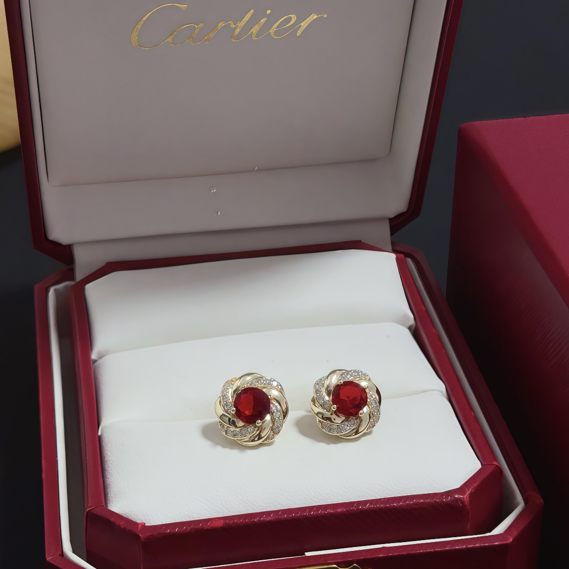 NO:582032,Cartier diamond-set earrings, high-end customized version, diamond-set craftsmanship, V gold material, classic and fashionable style, reconstruct the aesthetics of love with sharp lines!  Breaking the rules, the diamond-encrusted design actually achieves the ceiling of high-end sense - no need for flashy accumulation, love should be as pure as ever. Cartier is loved by many celebrities and Internet celebrities. The Leopard series bracelet is absolutely an eternal classic, and it is not limited to men and women, and there is no age limit!  Wear it and you will be the center of attention!  , jewelry boutique, cartier, bracelet19860909卡地亚镶钻耳钉 高端定制版本 镶嵌钻工艺 V金材质 经典而时尚风格 用凌厉线条重构爱情美学！打破常规,镶嵌钻设计反而成就高级感天花板——无需浮华堆砌,爱本应纯粹如初 卡地亚受众多明星网红的爱戴 豹子系列手镯 绝对是永恒经典 而且男女不限 年龄不限 ！戴上它你就是焦点！,饰品精品,cartier,bracelet,Jewelry