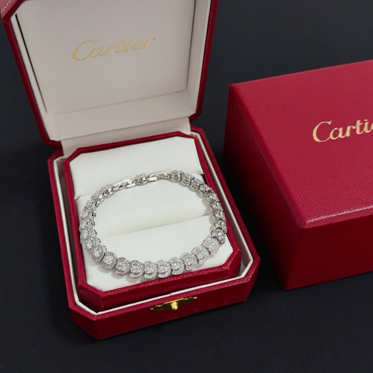 NO:575292,Cartier diamond-encrusted bracelet, high-end customized version, diamond-encrusted craftsmanship, V-gold material, classic and fashionable style, reconstructing the aesthetics of love with sharp lines!  Breaking the rules, the diamond-encrusted design actually achieves the ceiling of high-end sense - no need for flashy accumulation, love should be as pure as ever. Cartier is loved by many celebrities and Internet celebrities. The Leopard series bracelet is absolutely an eternal classic, and it is not limited to men and women, and there is no age limit!  Wear it and you will be the center of attention!  , jewelry boutique,cartier,bracelet,bracelet19860909卡地亚镶钻手链 高端定制版本 镶嵌钻工艺 V金材质 经典而时尚风格 用凌厉线条重构爱情美学！打破常规,镶嵌钻设计反而成就高级感天花板——无需浮华堆砌,爱本应纯粹如初 卡地亚受众多明星网红的爱戴 豹子系列手镯 绝对是永恒经典 而且男女不限 年龄不限 ！戴上它你就是焦点！,饰品精品,cartier,bracelet,bracelet,Jewelry