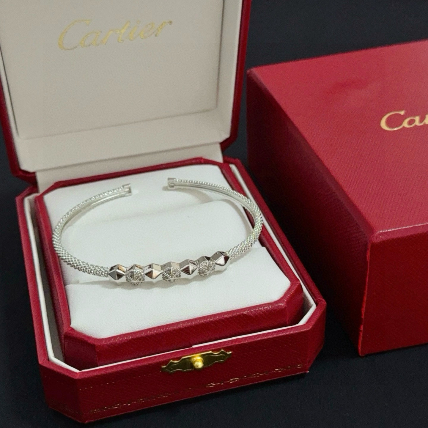 NO:575293,Cartier diamond-encrusted bracelet, high-end customized version, diamond-encrusted craftsmanship, V gold material, classic and fashionable style, reconstruct the aesthetics of love with sharp lines!  Breaking the rules, the diamond-encrusted design actually achieves the ceiling of high-end sense - no need for flashy accumulation, love should be as pure as ever. Cartier is loved by many celebrities and Internet celebrities. The Leopard series bracelet is absolutely an eternal classic, and it is not limited to men and women, and there is no age limit!  Wear it and you will be the center of attention!  , jewelry boutique, cartier, bracelet19860909卡地亚镶钻手镯 高端定制版本 镶嵌钻工艺 V金材质 经典而时尚风格 用凌厉线条重构爱情美学！打破常规,镶嵌钻设计反而成就高级感天花板——无需浮华堆砌,爱本应纯粹如初 卡地亚受众多明星网红的爱戴 豹子系列手镯 绝对是永恒经典 而且男女不限 年龄不限 ！戴上它你就是焦点！,饰品精品,cartier,bracelet,Jewelry