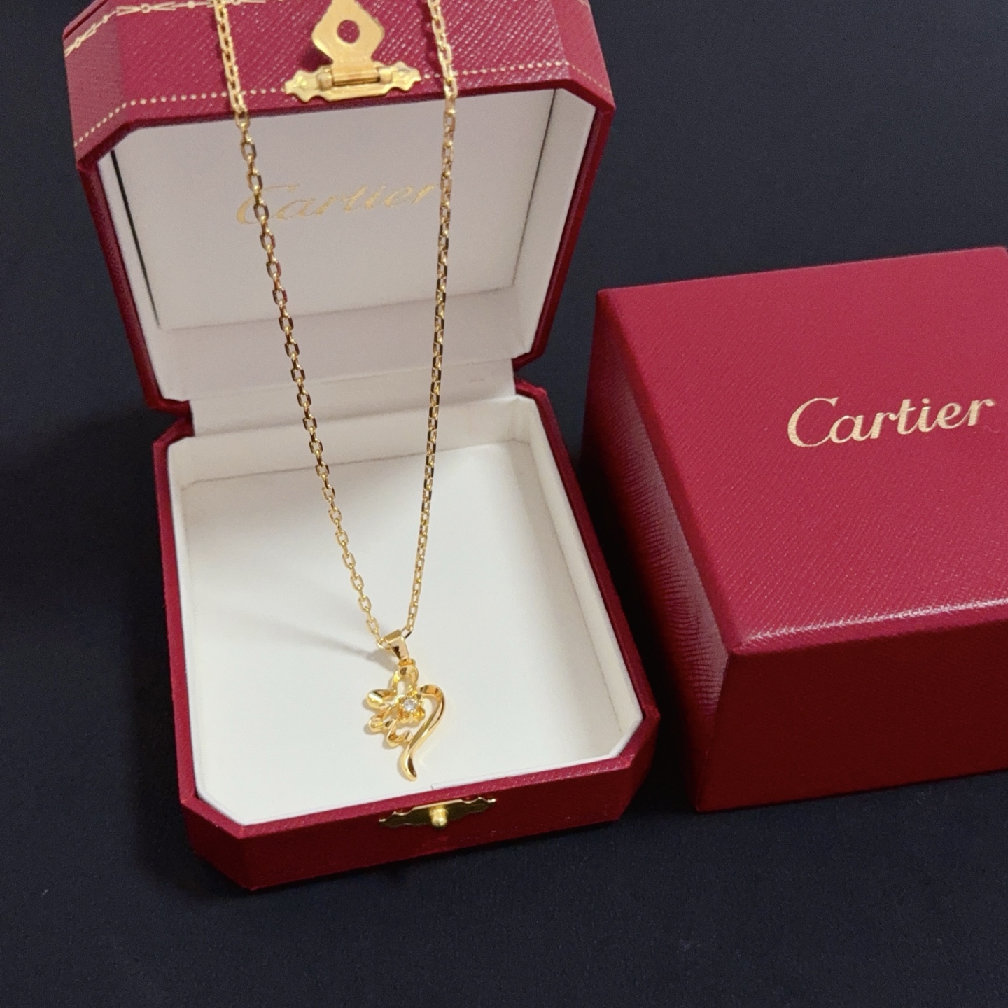 NO:582025,Cartier diamond-encrusted necklace, high-end customized version, diamond-encrusted craftsmanship, V gold material, classic and fashionable style, reconstruct the aesthetics of love with sharp lines!  Breaking the rules, the diamond-encrusted design actually achieves the ceiling of high-end sense - no need for flashy accumulation, love should be as pure as ever. Cartier is loved by many celebrities and Internet celebrities. The Leopard series bracelet is absolutely an eternal classic, and it is not limited to men and women, and there is no age limit!  Wear it and you will be the center of attention!  , jewelry boutique,cartier,necklace,bracelet19860909卡地亚镶钻项链 高端定制版本 镶嵌钻工艺 V金材质 经典而时尚风格 用凌厉线条重构爱情美学！打破常规,镶嵌钻设计反而成就高级感天花板——无需浮华堆砌,爱本应纯粹如初 卡地亚受众多明星网红的爱戴 豹子系列手镯 绝对是永恒经典 而且男女不限 年龄不限 ！戴上它你就是焦点！,饰品精品,cartier,necklace,bracelet,Jewelry