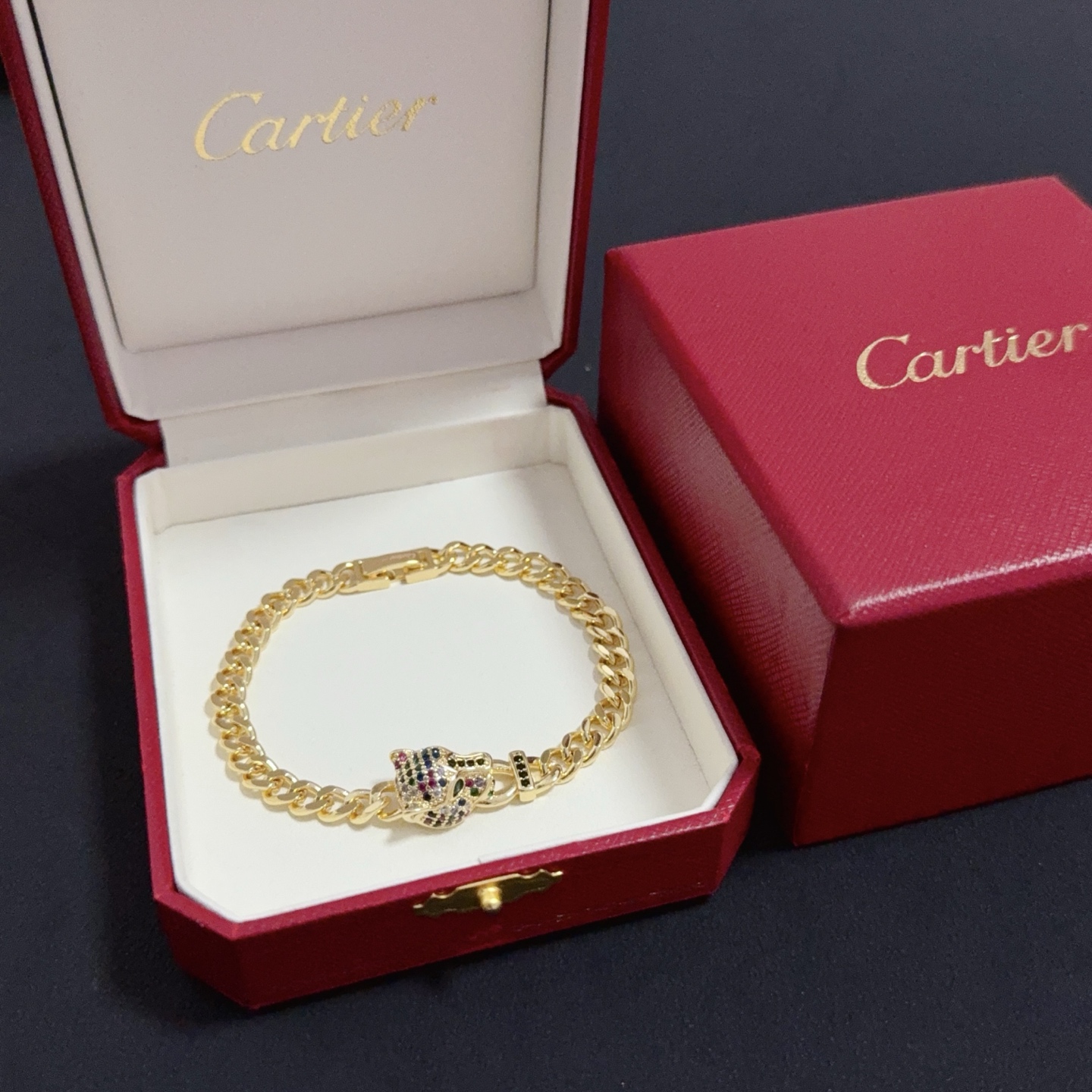 NO:575294,Cartier diamond-encrusted bracelet, high-end customized version, diamond-encrusted craftsmanship, V-gold material, classic and fashionable style, reconstructing the aesthetics of love with sharp lines!  Breaking the rules, the diamond-encrusted design actually achieves the ceiling of high-end sense - no need for flashy accumulation, love should be as pure as ever. Cartier is loved by many celebrities and Internet celebrities. The Leopard series bracelet is absolutely an eternal classic, and it is not limited to men and women, and there is no age limit!  Wear it and you will be the center of attention!  , jewelry boutique,cartier,bracelet,bracelet19860909卡地亚镶钻手链 高端定制版本 镶嵌钻工艺 V金材质 经典而时尚风格 用凌厉线条重构爱情美学！打破常规,镶嵌钻设计反而成就高级感天花板——无需浮华堆砌,爱本应纯粹如初 卡地亚受众多明星网红的爱戴 豹子系列手镯 绝对是永恒经典 而且男女不限 年龄不限 ！戴上它你就是焦点！,饰品精品,cartier,bracelet,bracelet,Jewelry