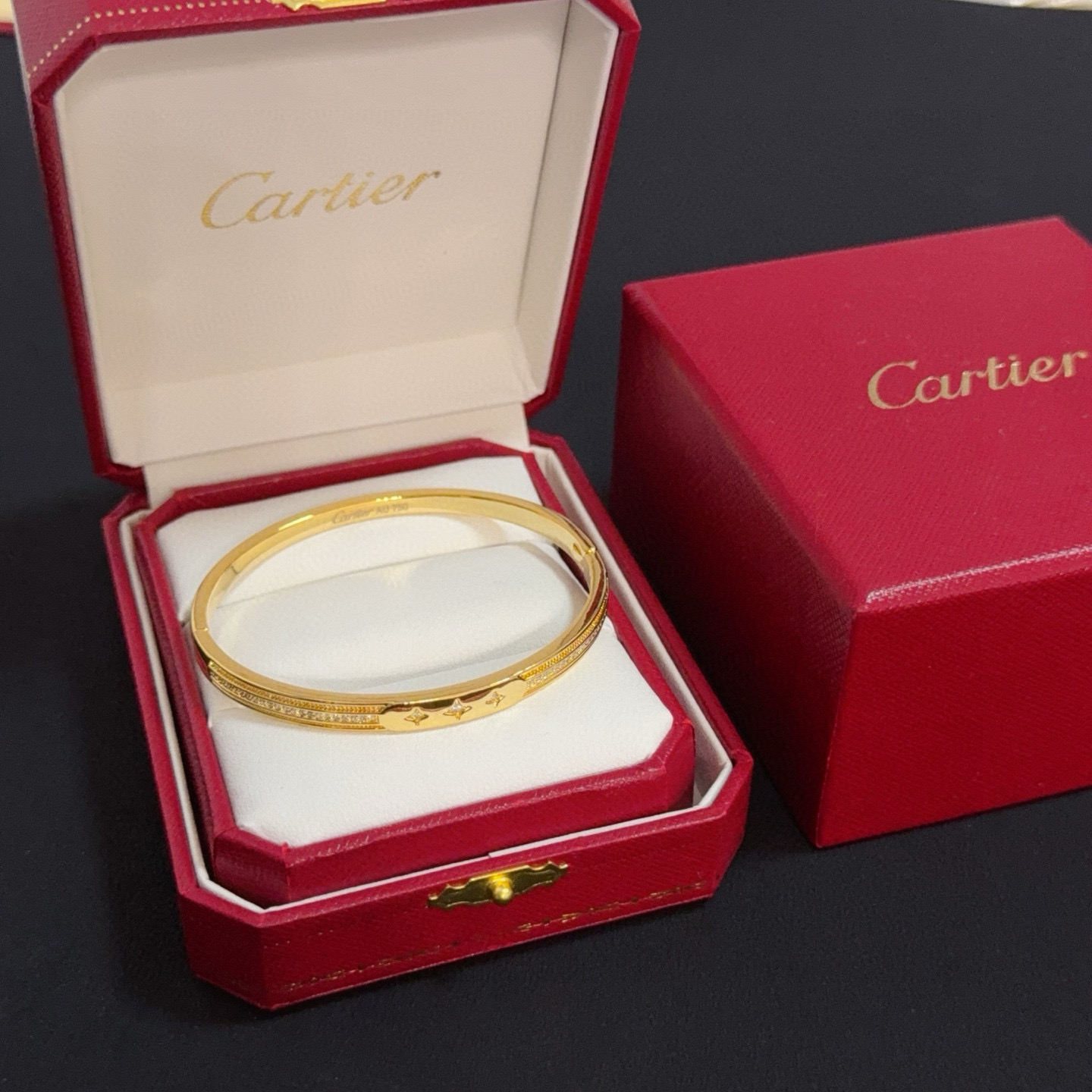 NO:582035,Cartier diamond-encrusted bracelet, high-end customized version, diamond-encrusted craftsmanship, V-gold material, classic and fashionable style, reconstructing the aesthetics of love with sharp lines!  Breaking the rules, the diamond-encrusted design actually achieves the ceiling of high-end sense - no need for flashy accumulation, love should be as pure as ever. Cartier is loved by many celebrities and Internet celebrities. The Leopard series bracelet is absolutely an eternal classic, and it is not limited to men and women, and there is no age limit!  Wear it and you will be the center of attention!  , jewelry boutique,cartier,bracelet,bracelet19860909卡地亚镶钻手链 高端定制版本 镶嵌钻工艺 V金材质 经典而时尚风格 用凌厉线条重构爱情美学！打破常规,镶嵌钻设计反而成就高级感天花板——无需浮华堆砌,爱本应纯粹如初 卡地亚受众多明星网红的爱戴 豹子系列手镯 绝对是永恒经典 而且男女不限 年龄不限 ！戴上它你就是焦点！,饰品精品,cartier,bracelet,bracelet,Jewelry