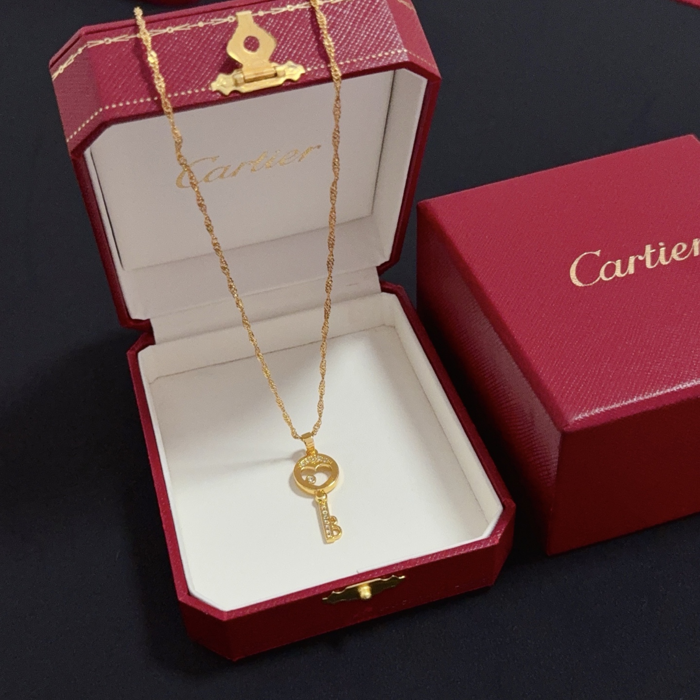 NO:582038,Cartier diamond-encrusted necklace, high-end customized version, diamond-encrusted craftsmanship, V gold material, classic and fashionable style, reconstruct the aesthetics of love with sharp lines!  Breaking the rules, the diamond-encrusted design actually achieves the ceiling of high-end sense - no need for flashy accumulation, love should be as pure as ever. Cartier is loved by many celebrities and Internet celebrities. The Leopard series bracelet is absolutely an eternal classic, and it is not limited to men and women, and there is no age limit!  Wear it and you will be the center of attention!  , jewelry boutique,cartier,necklace,bracelet19860909卡地亚镶钻项链 高端定制版本 镶嵌钻工艺 V金材质 经典而时尚风格 用凌厉线条重构爱情美学！打破常规,镶嵌钻设计反而成就高级感天花板——无需浮华堆砌,爱本应纯粹如初 卡地亚受众多明星网红的爱戴 豹子系列手镯 绝对是永恒经典 而且男女不限 年龄不限 ！戴上它你就是焦点！,饰品精品,cartier,necklace,bracelet,Jewelry