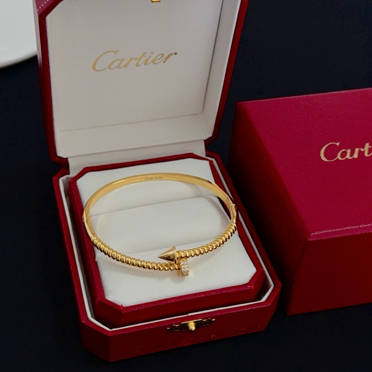 NO:582042,Cartier diamond-encrusted nail bracelet, high-end customized version, diamond-encrusted craftsmanship, V gold material, classic and fashionable style, reconstruct the aesthetics of love with sharp lines!  Breaking the rules, the diamond-encrusted design actually achieves the ceiling of high-end sense - no need for flashy accumulation, love should be as pure as ever. Cartier is loved by many celebrities and Internet celebrities. The Leopard series bracelet is absolutely an eternal classic, and it is not limited to men and women, and there is no age limit!  Wear it and you will be the center of attention!  , jewelry boutique, cartier, bracelet19860909卡地亚镶钻钉子手镯 高端定制版本 镶嵌钻工艺 V金材质 经典而时尚风格 用凌厉线条重构爱情美学！打破常规,镶嵌钻设计反而成就高级感天花板——无需浮华堆砌,爱本应纯粹如初 卡地亚受众多明星网红的爱戴 豹子系列手镯 绝对是永恒经典 而且男女不限 年龄不限 ！戴上它你就是焦点！,饰品精品,cartier,bracelet,Jewelry