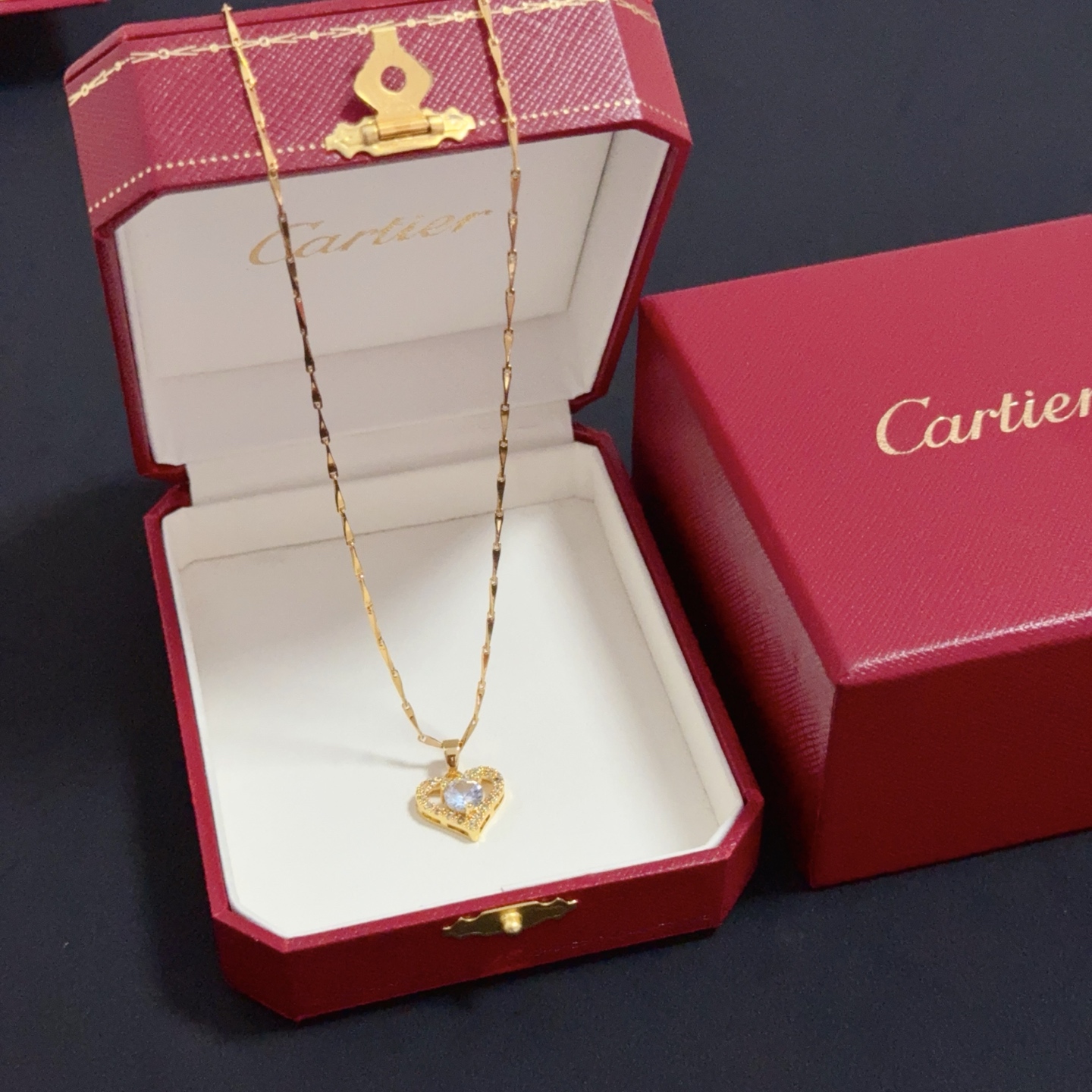 NO:582045,Cartier diamond-encrusted necklace, high-end customized version, diamond-encrusted craftsmanship, V gold material, classic and fashionable style, reconstruct the aesthetics of love with sharp lines!  Breaking the rules, the diamond-encrusted design actually achieves the ceiling of high-end sense - no need for flashy accumulation, love should be as pure as ever. Cartier is loved by many celebrities and Internet celebrities. The Leopard series bracelet is absolutely an eternal classic, and it is not limited to men and women, and there is no age limit!  Wear it and you will be the center of attention!  , jewelry boutique,cartier,necklace,bracelet19860909卡地亚镶钻项链 高端定制版本 镶嵌钻工艺 V金材质 经典而时尚风格 用凌厉线条重构爱情美学！打破常规,镶嵌钻设计反而成就高级感天花板——无需浮华堆砌,爱本应纯粹如初 卡地亚受众多明星网红的爱戴 豹子系列手镯 绝对是永恒经典 而且男女不限 年龄不限 ！戴上它你就是焦点！,饰品精品,cartier,necklace,bracelet,Jewelry