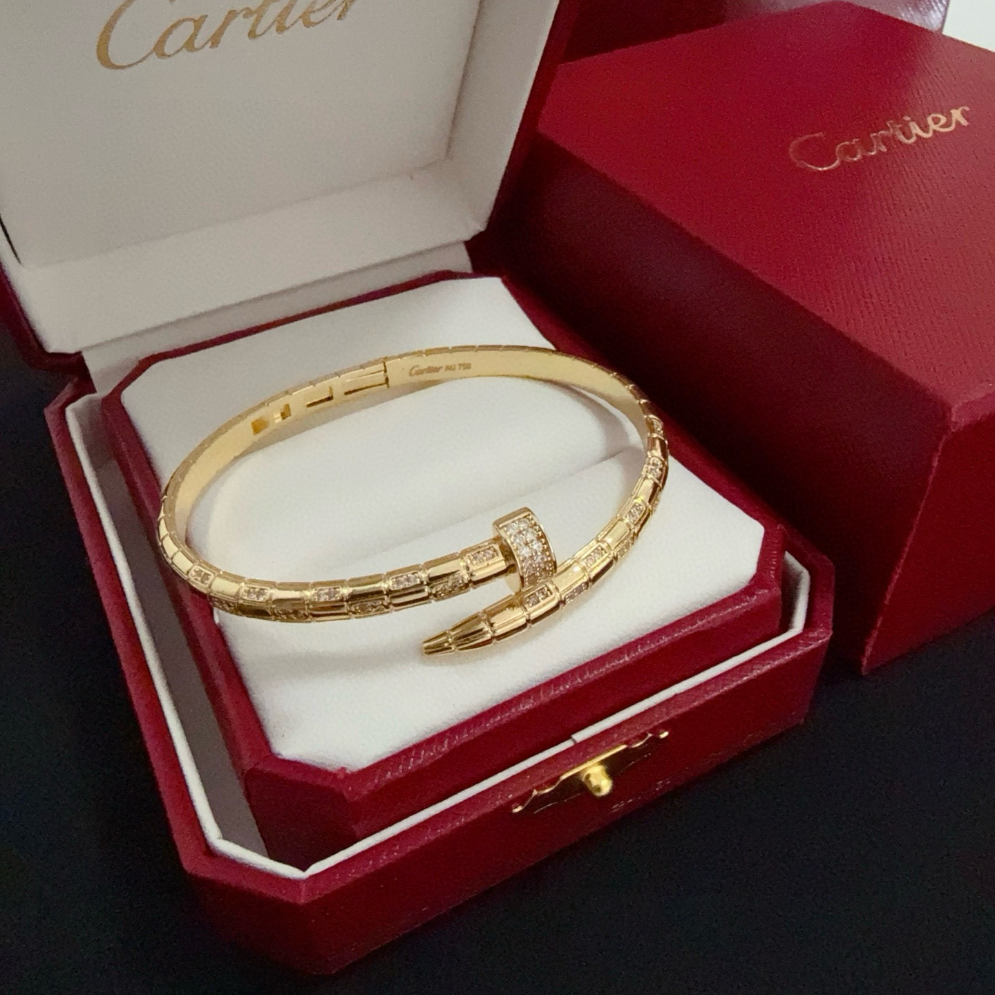 NO:582053,Cartier Leopard Head Diamond Nail Bracelet High-end Customized Version Diamond-Inlaid Craftsmanship V Gold Material Classic and Fashionable Style Reconstruct the Aesthetics of Love with Sharp Lines!  Breaking the rules, the diamond-encrusted design actually achieves the ceiling of high-end sense - no need for flashy accumulation, love should be as pure as ever. Cartier is loved by many celebrities and Internet celebrities. The Leopard series bracelet is absolutely an eternal classic, and it is not limited to men and women, and there is no age limit!  Wear it and you will be the center of attention!  , jewelry boutique, cartier, bracelet19860909卡地亚豹头镶钻钉子手镯 高端定制版本 镶嵌钻工艺 V金材质 经典而时尚风格 用凌厉线条重构爱情美学！打破常规,镶嵌钻设计反而成就高级感天花板——无需浮华堆砌,爱本应纯粹如初 卡地亚受众多明星网红的爱戴 豹子系列手镯 绝对是永恒经典 而且男女不限 年龄不限 ！戴上它你就是焦点！,饰品精品,cartier,bracelet,Jewelry