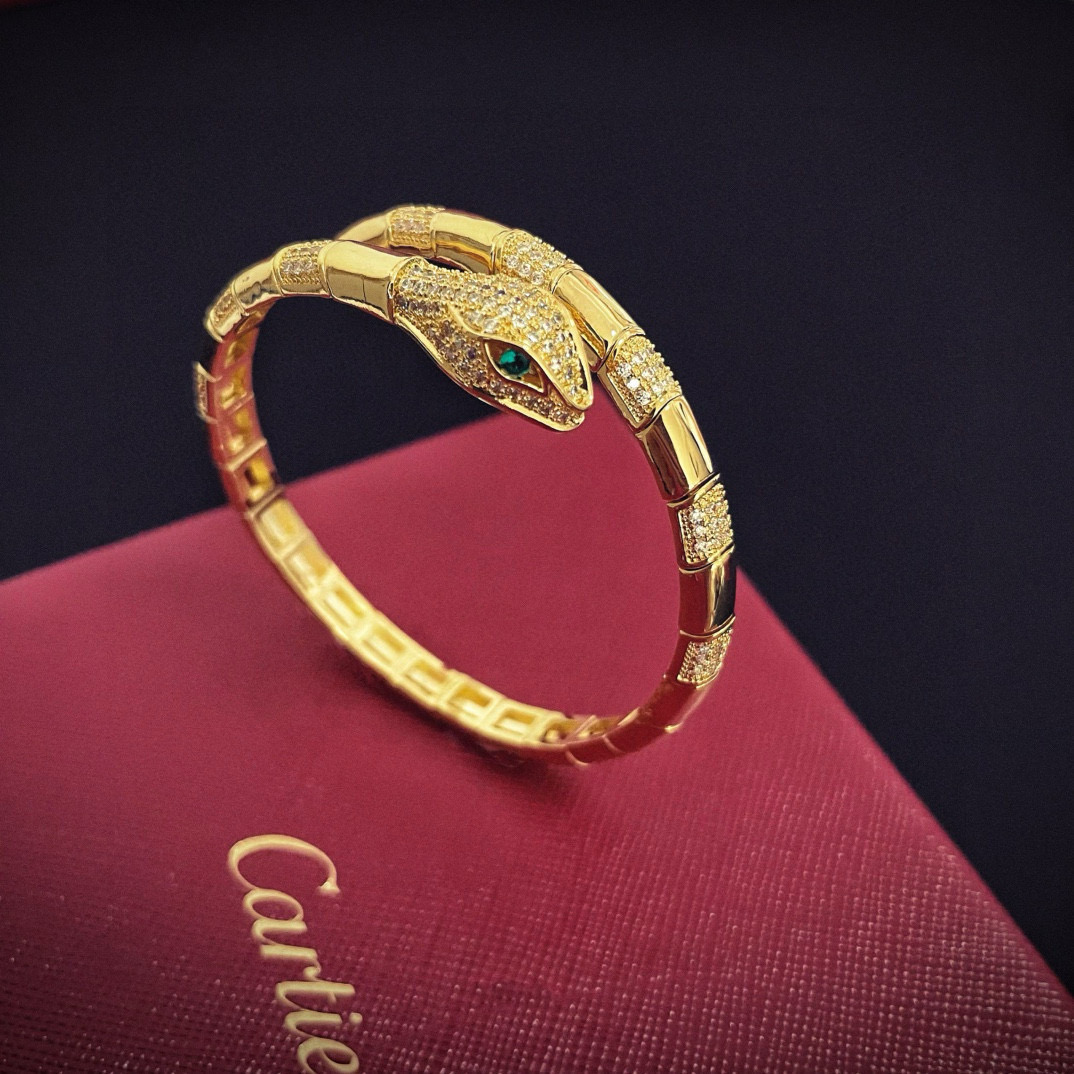 NO:582054,Cartier snake head diamond-encrusted bracelet, high-end customized version, diamond-encrusted craftsmanship, V gold material, classic and fashionable style, reconstruct the aesthetics of love with sharp lines!  Breaking the rules, the diamond-encrusted design actually achieves the ceiling of high-end sense - no need for flashy accumulation, love should be as pure as ever. Cartier is loved by many celebrities and Internet celebrities. The Leopard series bracelet is absolutely an eternal classic, and it is not limited to men and women, and there is no age limit!  Wear it and you will be the center of attention!  , jewelry boutique, cartier, bracelet19860909卡地亚蛇头镶钻手镯 高端定制版本 镶嵌钻工艺 V金材质 经典而时尚风格 用凌厉线条重构爱情美学！打破常规,镶嵌钻设计反而成就高级感天花板——无需浮华堆砌,爱本应纯粹如初 卡地亚受众多明星网红的爱戴 豹子系列手镯 绝对是永恒经典 而且男女不限 年龄不限 ！戴上它你就是焦点！,饰品精品,cartier,bracelet,Jewelry