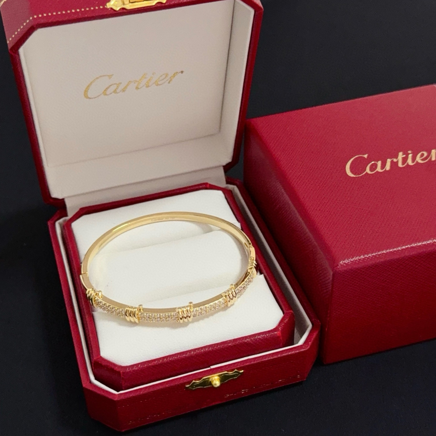 NO:582058,Cartier diamond-encrusted bracelet, high-end customized version, diamond-encrusted craftsmanship, V gold material, classic and fashionable style, reconstruct the aesthetics of love with sharp lines!  Breaking the rules, the diamond-encrusted design actually achieves the ceiling of high-end sense - no need for flashy accumulation, love should be as pure as ever. Cartier is loved by many celebrities and Internet celebrities. The Leopard series bracelet is absolutely an eternal classic, and it is not limited to men and women, and there is no age limit!  Wear it and you will be the center of attention!  , jewelry boutique, cartier, bracelet19860909卡地亚镶钻手镯 高端定制版本 镶嵌钻工艺 V金材质 经典而时尚风格 用凌厉线条重构爱情美学！打破常规,镶嵌钻设计反而成就高级感天花板——无需浮华堆砌,爱本应纯粹如初 卡地亚受众多明星网红的爱戴 豹子系列手镯 绝对是永恒经典 而且男女不限 年龄不限 ！戴上它你就是焦点！,饰品精品,cartier,bracelet,Jewelry