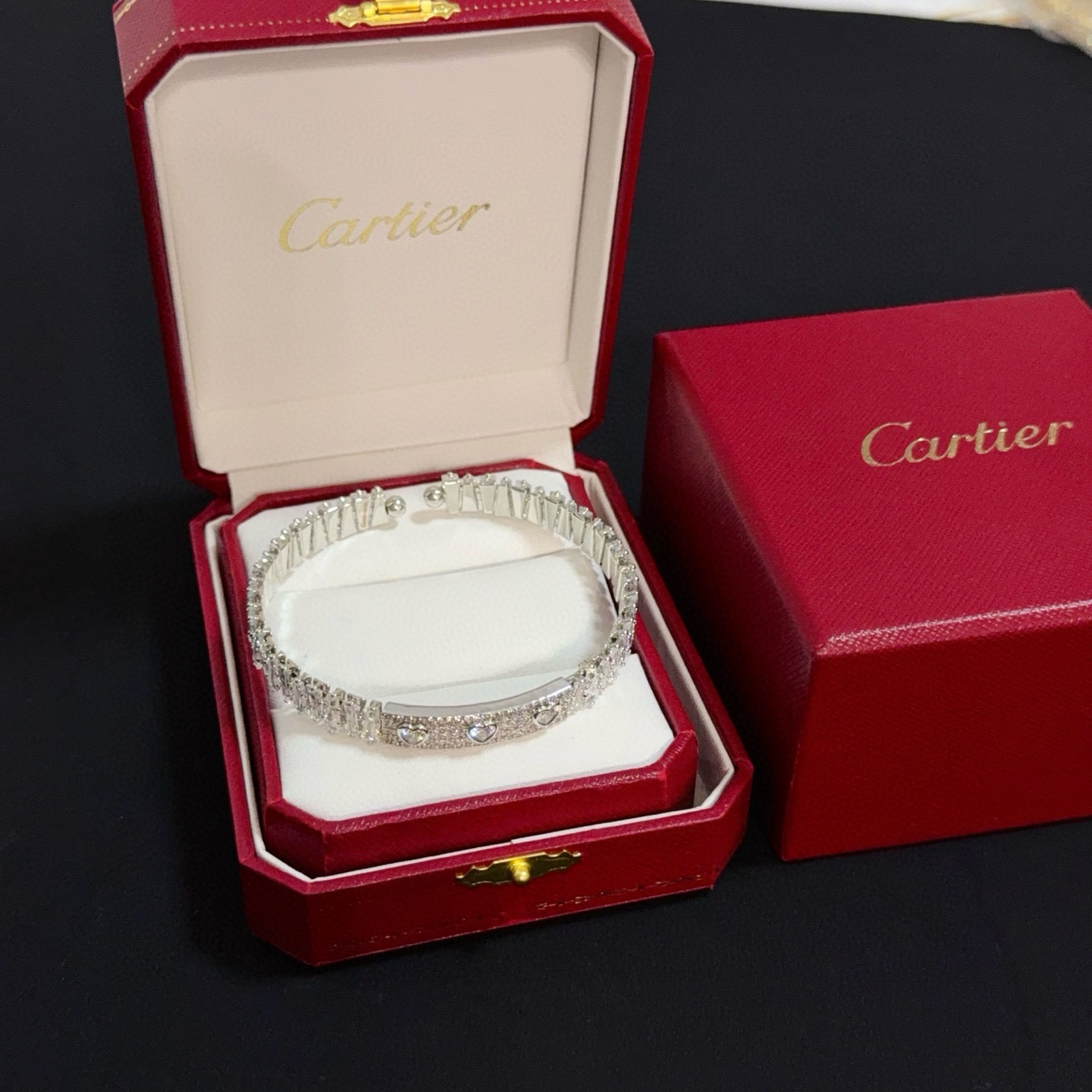 NO:575308,Cartier diamond-encrusted bracelet, high-end customized version, diamond-encrusted craftsmanship, V gold material, classic and fashionable style, reconstruct the aesthetics of love with sharp lines!  Breaking the rules, the diamond-encrusted design actually achieves the ceiling of high-end sense - no need for flashy accumulation, love should be as pure as ever. Cartier is loved by many celebrities and Internet celebrities. The Leopard series bracelet is absolutely an eternal classic, and it is not limited to men and women, and there is no age limit!  Wear it and you will be the center of attention!  , jewelry boutique, cartier, bracelet19860909卡地亚镶钻手镯 高端定制版本 镶嵌钻工艺 V金材质 经典而时尚风格 用凌厉线条重构爱情美学！打破常规,镶嵌钻设计反而成就高级感天花板——无需浮华堆砌,爱本应纯粹如初 卡地亚受众多明星网红的爱戴 豹子系列手镯 绝对是永恒经典 而且男女不限 年龄不限 ！戴上它你就是焦点！,饰品精品,cartier,bracelet,Jewelry