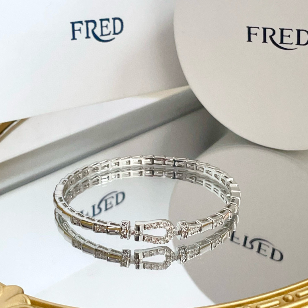 NO:582055,Popular Frederic full diamond horseshoe buckle bracelet, classic and versatile, a must-have item for fashionistas, fashionable and exquisite, 11 pairs of customized versions, the difference is that the ordinary version on the market, thickened 18k electroplating process, the effect is very versatile!  !  , jewelry boutique, bracelet19860909火爆 费雷德满钻马蹄扣手镯,经典百搭,网红达人 时尚一族备必单品,时尚精致,11对版定制,区别在于市面上普通版本,加厚电镀18k工艺,上手效果非常百搭！！,饰品精品,bracelet,Jewelry