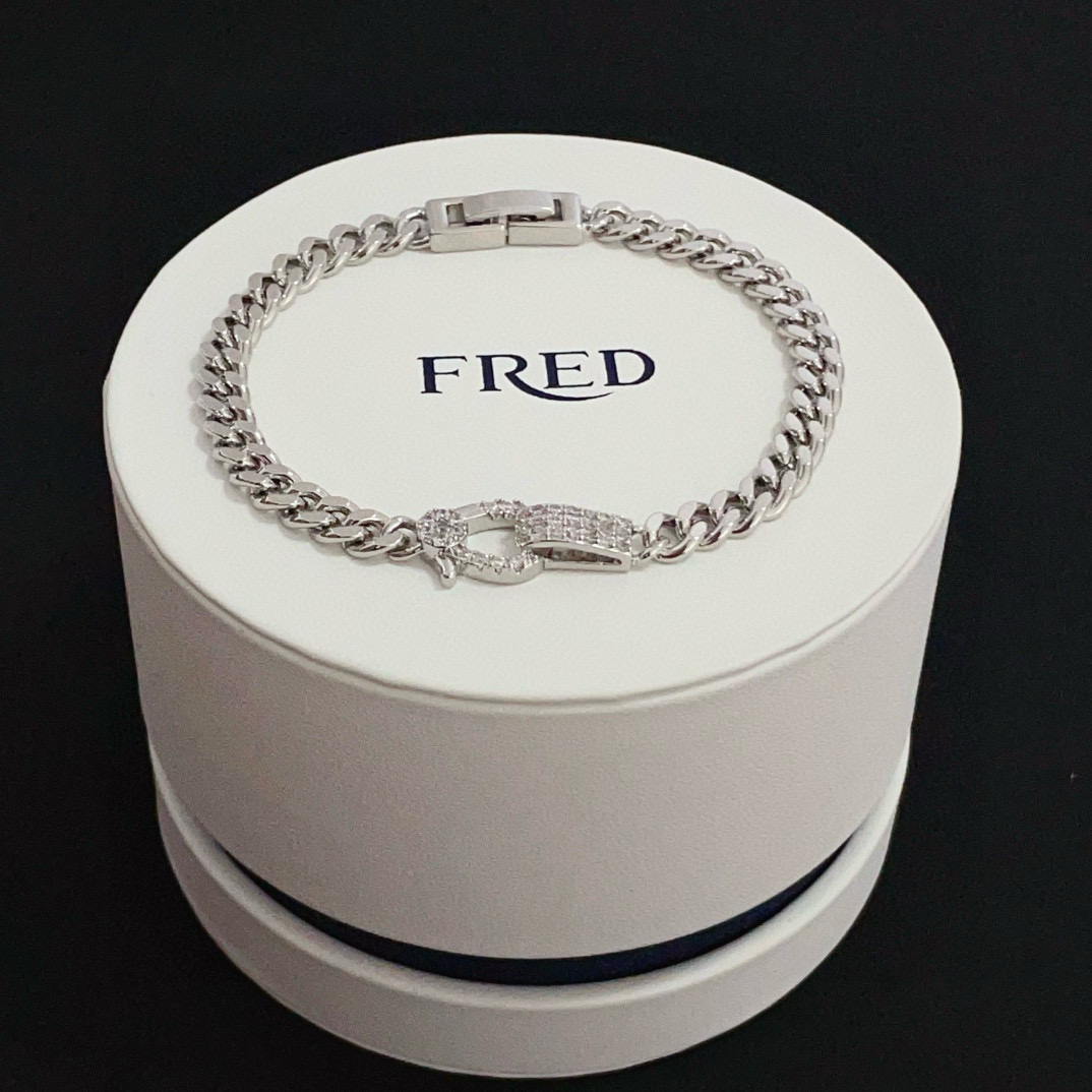 NO:582057,Popular Frederic full diamond horseshoe buckle bracelet, classic and versatile, a must-have item for fashionistas, fashionable and exquisite, 11 pairs of customized versions, the difference is that the ordinary version on the market, thickened electroplating 18k process, the effect is very versatile!  !  , jewelry boutique, bracelet19860909火爆 费雷德满钻马蹄扣手链,经典百搭,网红达人 时尚一族备必单品,时尚精致,11对版定制,区别在于市面上普通版本,加厚电镀18k工艺,上手效果非常百搭！！,饰品精品,bracelet,Jewelry