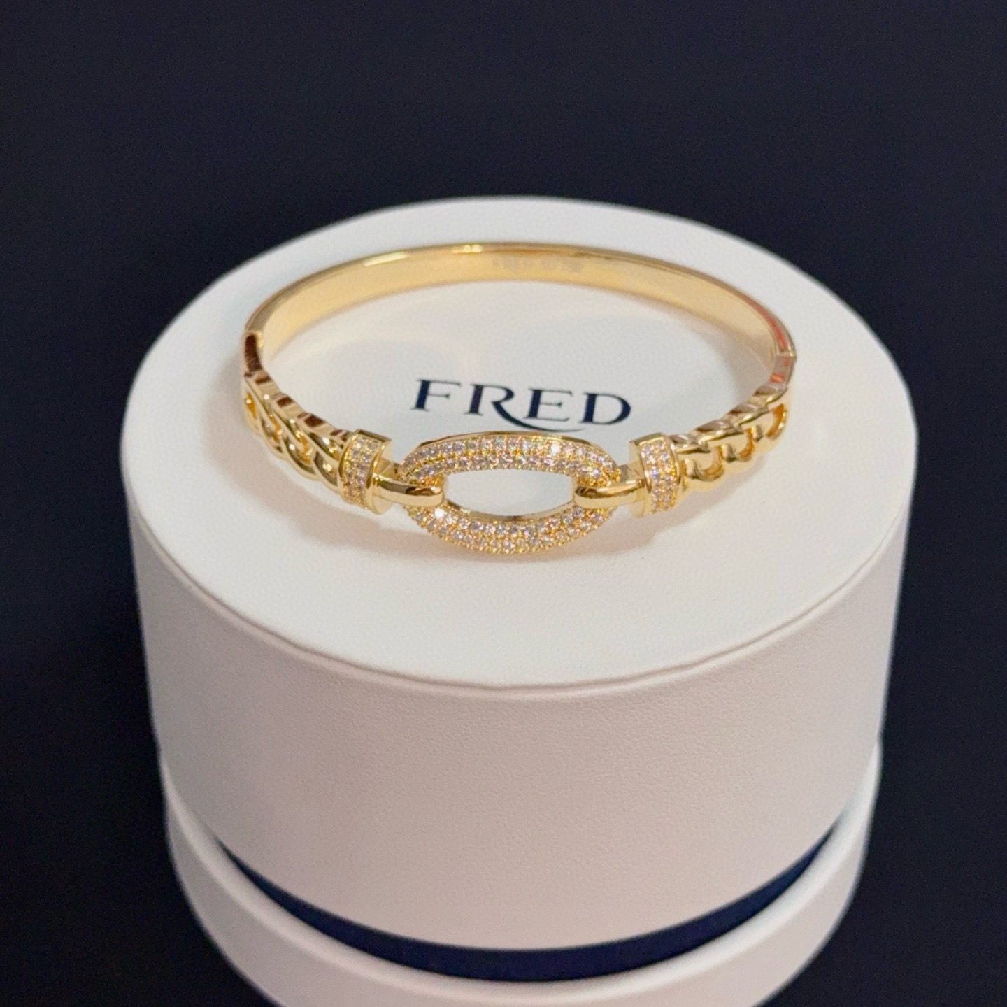 NO:575320,Popular Frederic full diamond horseshoe buckle bracelet, classic and versatile, a must-have item for fashionistas, fashionable and exquisite, 11 pairs of customized versions, thickened 18k electroplating process, the effect is very versatile!  !  , jewelry boutique, bracelet19860909火爆 费雷德满钻马蹄扣手镯 经典百搭,网红达人 时尚一族备必单品,时尚精致,11对版定制,加厚电镀18k工艺,上手效果非常百搭！！,饰品精品,bracelet,Jewelry