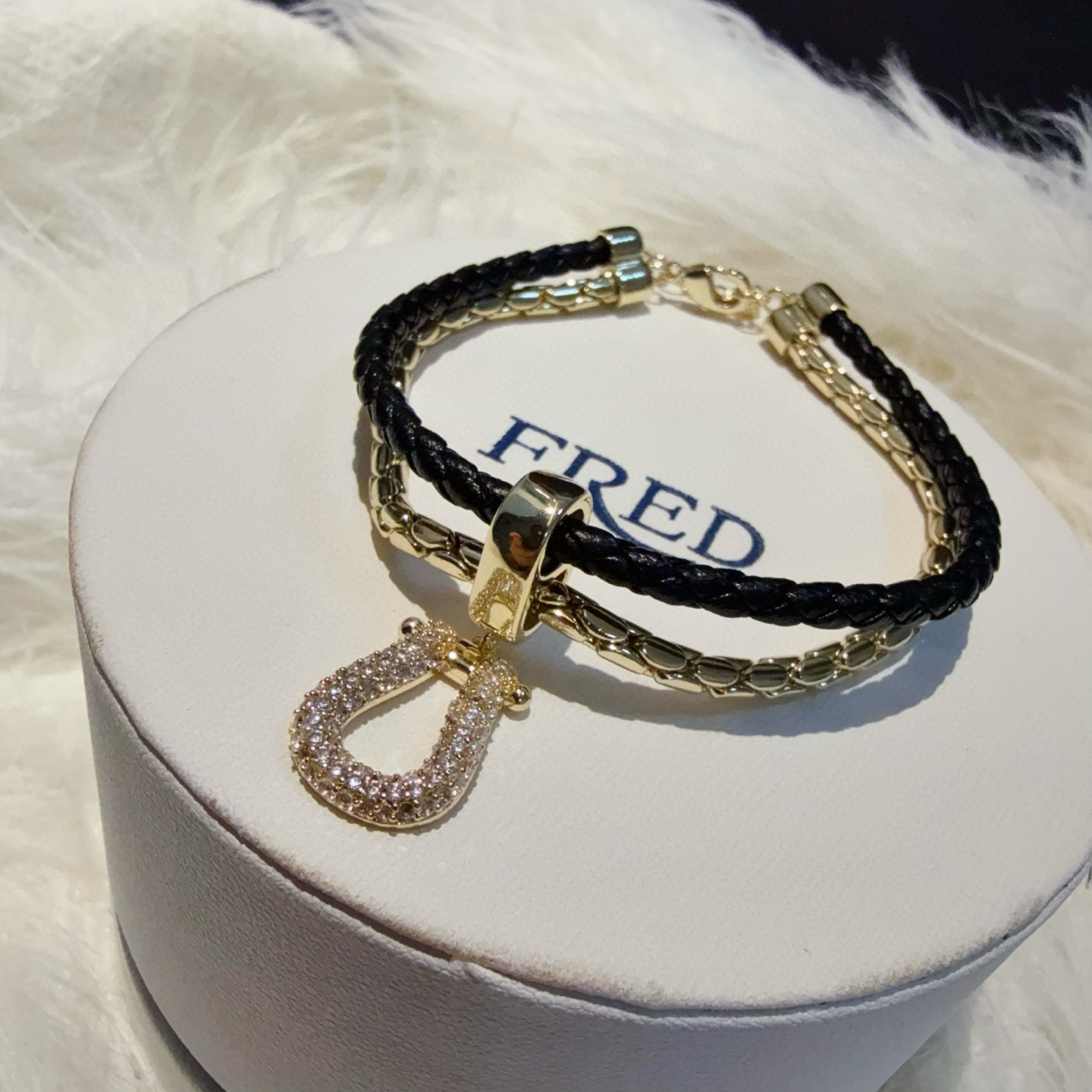 NO:582062,Popular Frederic full diamond horseshoe buckle double-layer bracelet bracelet is classic and versatile, a must-have item for fashionistas, fashionable and exquisite, 11 pairs of customized versions, the difference is that the ordinary version on the market, thickened electroplating 18k process, the effect is very versatile!  !  , jewelry boutique, bracelet19860909火爆 费雷德满钻马蹄扣双层手镯手绳经典百搭,网红达人 时尚一族备必单品,时尚精致,11对版定制,区别在于市面上普通版本,加厚电镀18k工艺,上手效果非常百搭！！,饰品精品,bracelet,Jewelry