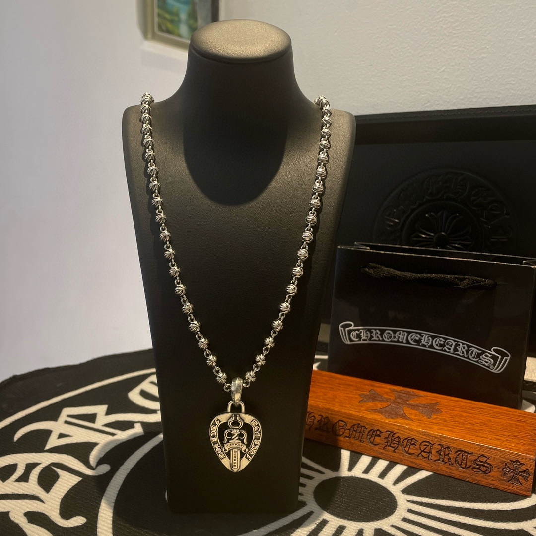 NO:581936,Batch Douyin / Kuaishou / ins / Xiaohongshu / live broadcast popular, new [counter quality] Chrome Hearts retro cross flower ball necklace, heart-shaped Scout flower pendant, different concave and convex shapes pattern design style, showing a distinctive cross. The Scout flower is the symbol of Chrome Hearts, so it is more durable. Genuine plate-printing Chrome Hearts Chrome Hearts is different from the ordinary light version in the market. Match the standard quality. Look at the printing details. The degree of retro ash oxidation. Seiko version!  !  !  Purely handmade ~ Authentic open mold fashion essentials. Can be worn by both men and women. Same style for couples. Official website original. Rock punk Thai silver style. Retro elements. Trendy and versatile!  , jewelry boutique, chrome hearts, chrome hearts, necklace19860909批 抖音/快手/ins/小红书/直播热门 ,新款【专柜品质】Chrome Hearts克罗心复古十字花球项链 ,心型童军花吊坠,凹凸造型不同的花纹设计风格 呈现出与众不同 十字架 童军花是克罗心的志 所以更经久不衰 正品打版Chrome Hearts克罗心 区别市场普通轻版 对版对标品质 看字印细节 复古做旧灰氧程度.精工版本！！！ 纯手工打造 ～正品开模潮流时尚必备 男女均可佩戴 情侣同款 官网原版 摇滚朋克泰银风格 复古元素 潮流百搭！,饰品精品,chrome hearts,chrome hearts,necklace,Jewelry