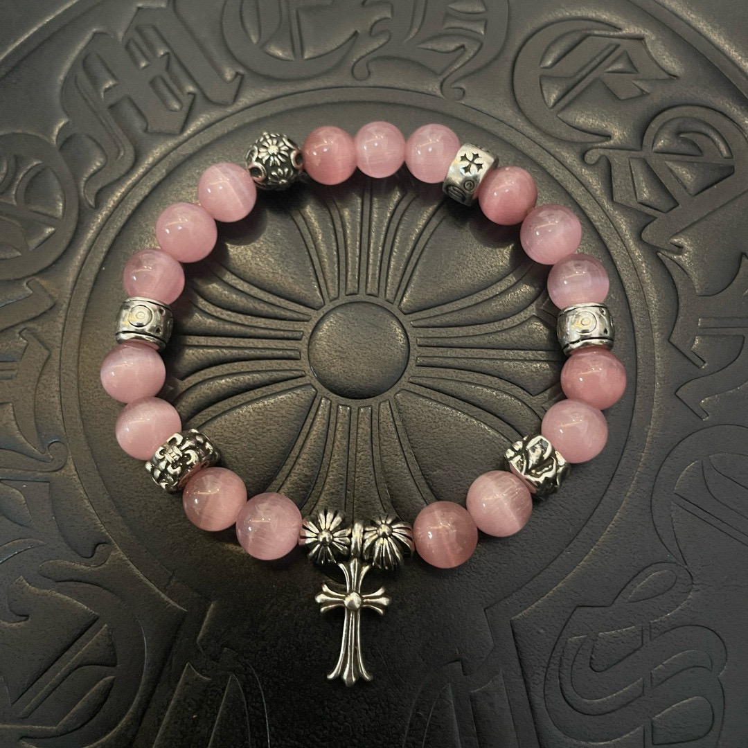 NO:581948,Batch of new [counter quality] Chrome Hearts classic retro multi-element pink cat's eye bracelet, popular on Kuaishou/ins/Xiaohongshu, different concave and convex shapes of the pattern design style are unique. The cross scout flower is the symbol of Chrome Hearts, so it is more durable. Genuine pattern-printing Chrome Hearts distinguishes the ordinary light version in the market. Match the version and standard quality. Look at the printing details. The degree of retro gray oxidation. Seiko version!  , jewelry boutique, chrome hearts, chrome hearts, bracelet19860909批 新款【专柜品质】Chrome Hearts克罗心 经典复古多元素粉色猫眼石手串手链 ,快手/ins/小红书热门,凹凸造型不同的花纹设计风格呈现出与众不同 十字架童军花是克罗心的标志 所以更经久不衰 正品打版Chrome Hearts克罗心 区别市场普通轻版 对版对标品质 看字印细节 复古做旧灰氧程度.精工版本！,饰品精品,chrome hearts,chrome hearts,bracelet,Jewelry