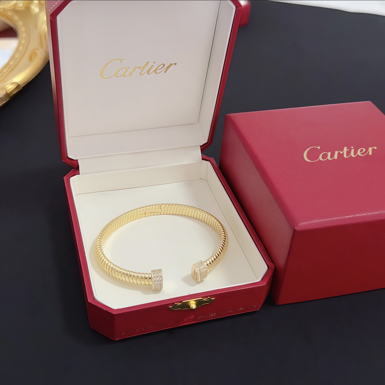 NO:582076,Cartier diamond-encrusted bracelet, high-end customized version, diamond-encrusted craftsmanship, V gold material, classic and fashionable style, reconstruct the aesthetics of love with sharp lines!  Breaking the rules, the diamond-encrusted design actually achieves the ceiling of high-end sense - no need for flashy accumulation, love should be as pure as ever. Cartier is loved by many celebrities and Internet celebrities. The Leopard series bracelet is absolutely an eternal classic, and it is not limited to men and women, and there is no age limit!  Wear it and you will be the center of attention!  , jewelry boutique, cartier, bracelet19860909卡地亚镶钻手镯 高端定制版本 镶嵌钻工艺 V金材质 经典而时尚风格 用凌厉线条重构爱情美学！打破常规,镶嵌钻设计反而成就高级感天花板——无需浮华堆砌,爱本应纯粹如初 卡地亚受众多明星网红的爱戴 豹子系列手镯 绝对是永恒经典 而且男女不限 年龄不限 ！戴上它你就是焦点！,饰品精品,cartier,bracelet,Jewelry