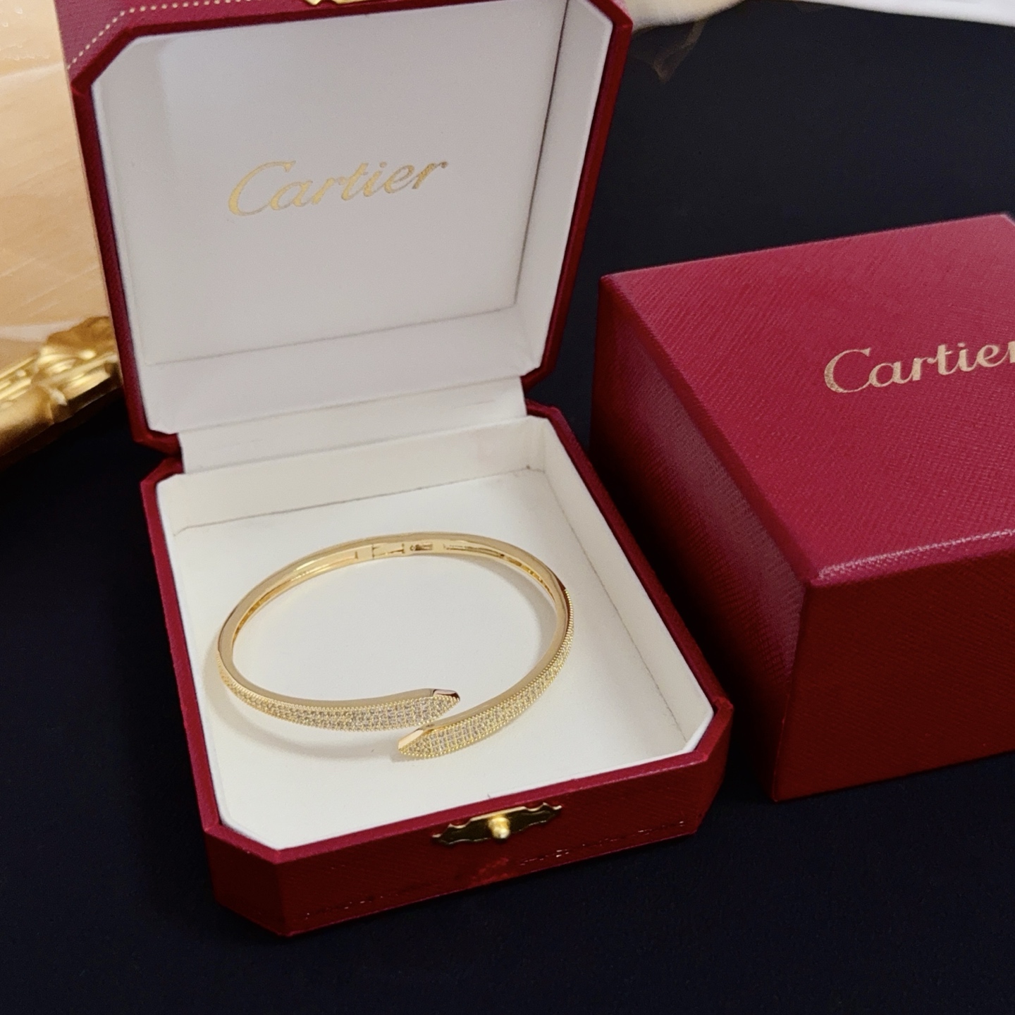 NO:582078,Cartier diamond-encrusted bracelet, high-end customized version, diamond-encrusted craftsmanship, V gold material, classic and fashionable style, reconstruct the aesthetics of love with sharp lines!  Breaking the rules, the diamond-encrusted design actually achieves the ceiling of high-end sense - no need for flashy accumulation, love should be as pure as ever. Cartier is loved by many celebrities and Internet celebrities. The Leopard series bracelet is absolutely an eternal classic, and it is not limited to men and women, and there is no age limit!  Wear it and you will be the center of attention!  , jewelry boutique, cartier, bracelet19860909卡地亚镶钻手镯 高端定制版本 镶嵌钻工艺 V金材质 经典而时尚风格 用凌厉线条重构爱情美学！打破常规,镶嵌钻设计反而成就高级感天花板——无需浮华堆砌,爱本应纯粹如初 卡地亚受众多明星网红的爱戴 豹子系列手镯 绝对是永恒经典 而且男女不限 年龄不限 ！戴上它你就是焦点！,饰品精品,cartier,bracelet,Jewelry