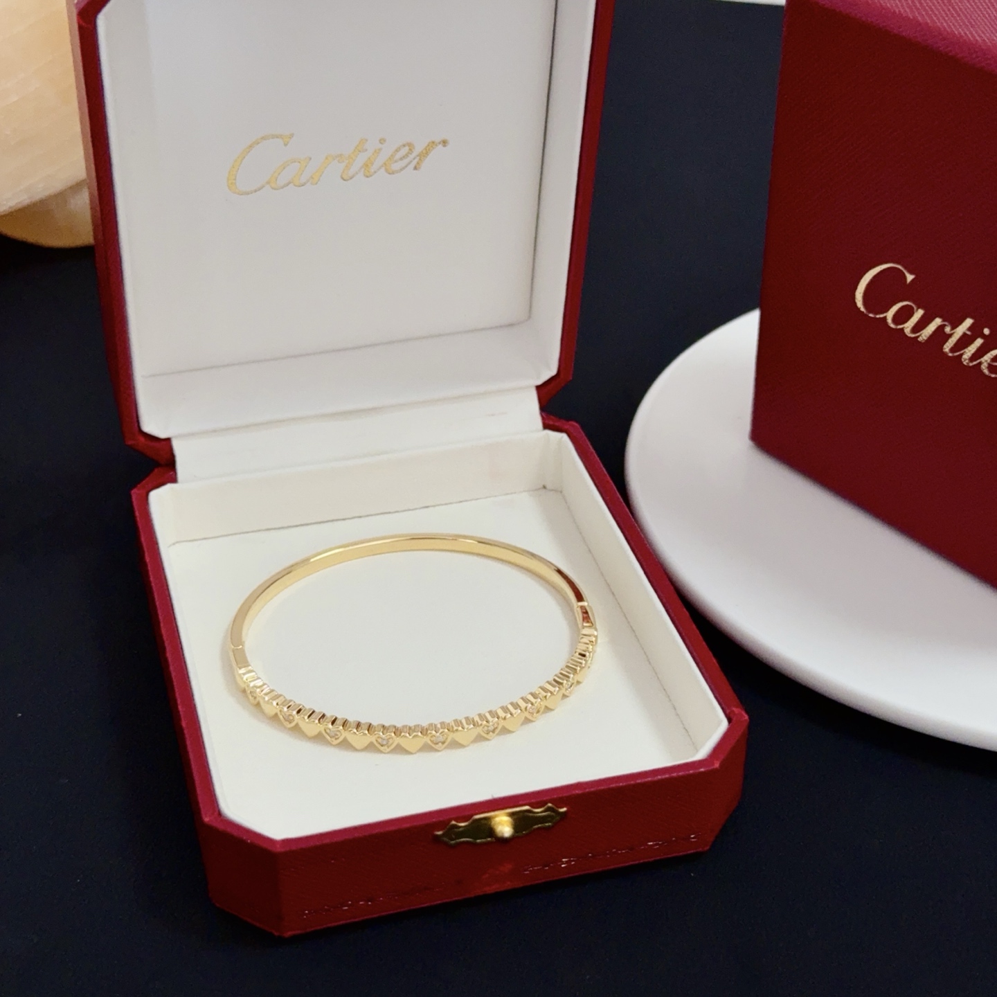 NO:582080,Cartier diamond-encrusted bracelet, high-end customized version, diamond-encrusted craftsmanship, V gold material, classic and fashionable style, reconstruct the aesthetics of love with sharp lines!  Breaking the rules, the diamond-encrusted design actually achieves the ceiling of high-end sense - no need for flashy accumulation, love should be as pure as ever. Cartier is loved by many celebrities and Internet celebrities. The Leopard series bracelet is absolutely an eternal classic, and it is not limited to men and women, and there is no age limit!  Wear it and you will be the center of attention!  , jewelry boutique, cartier, bracelet19860909卡地亚镶钻手镯 高端定制版本 镶嵌钻工艺 V金材质 经典而时尚风格 用凌厉线条重构爱情美学！打破常规,镶嵌钻设计反而成就高级感天花板——无需浮华堆砌,爱本应纯粹如初 卡地亚受众多明星网红的爱戴 豹子系列手镯 绝对是永恒经典 而且男女不限 年龄不限 ！戴上它你就是焦点！,饰品精品,cartier,bracelet,Jewelry