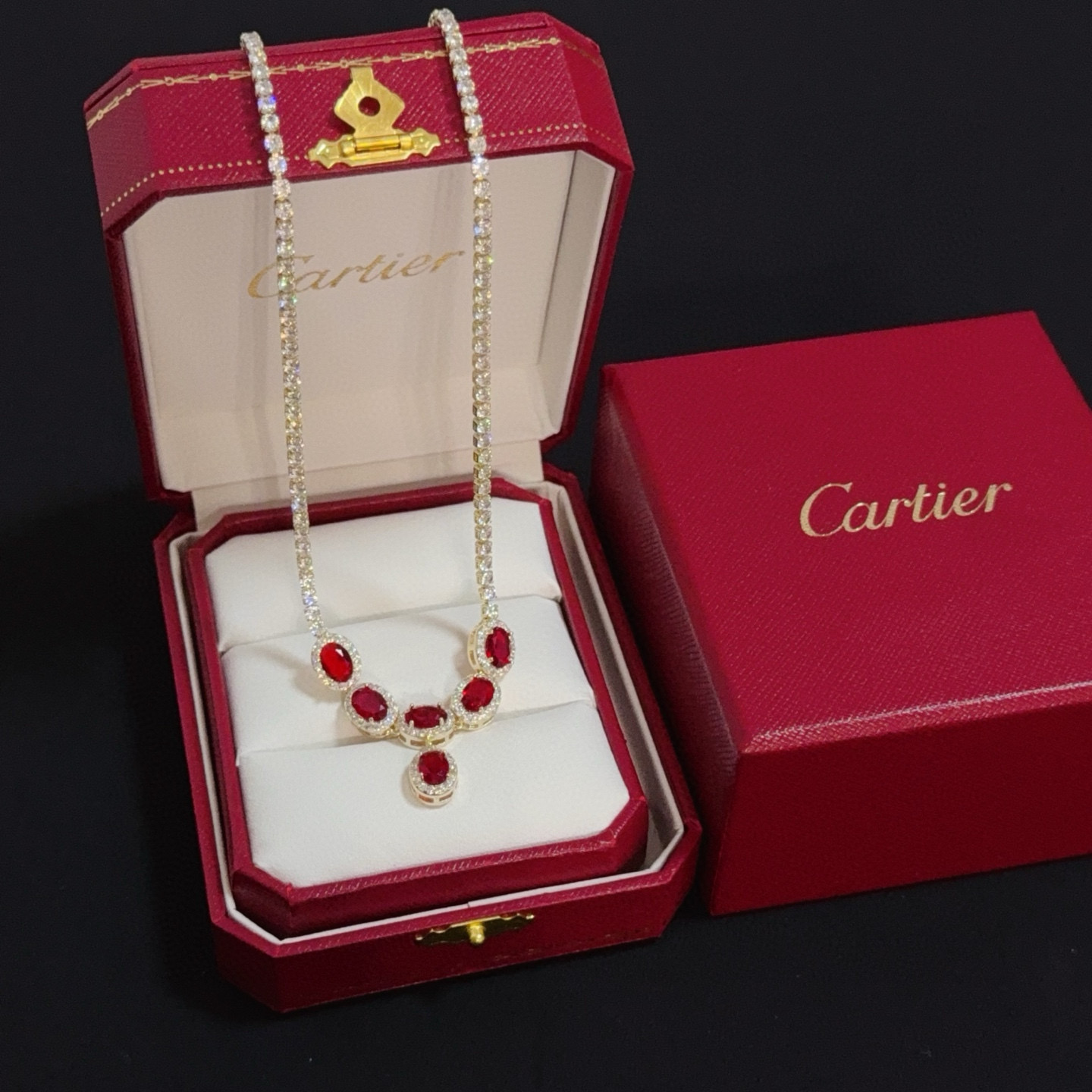 NO:582064,Cartier diamond-encrusted necklace, high-end customized version, diamond-encrusted craftsmanship, V gold material, classic and fashionable style, reconstruct the aesthetics of love with sharp lines!  Breaking the rules, the diamond-encrusted design actually achieves the ceiling of high-end sense - no need for flashy accumulation, love should be as pure as ever. Cartier is loved by many celebrities and Internet celebrities. The Leopard series bracelet is absolutely an eternal classic, and it is not limited to men and women, and there is no age limit!  Wear it and you will be the center of attention!  , jewelry boutique,cartier,necklace,bracelet19860909卡地亚镶钻项链 高端定制版本 镶嵌钻工艺 V金材质 经典而时尚风格 用凌厉线条重构爱情美学！打破常规,镶嵌钻设计反而成就高级感天花板——无需浮华堆砌,爱本应纯粹如初 卡地亚受众多明星网红的爱戴 豹子系列手镯 绝对是永恒经典 而且男女不限 年龄不限 ！戴上它你就是焦点！,饰品精品,cartier,necklace,bracelet,Jewelry