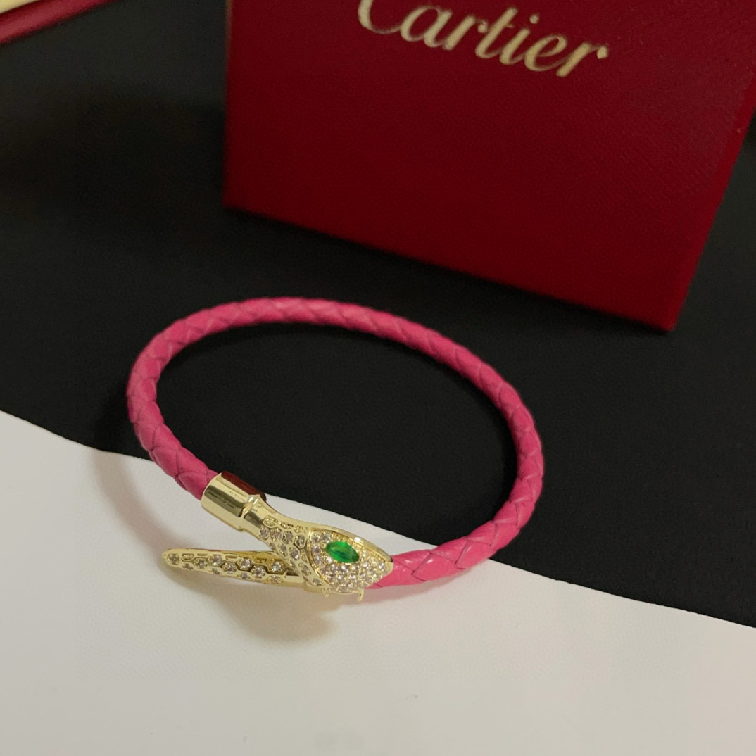 NO:582070,Cartier diamond-encrusted leather cord bracelet. High-end customized version. Diamond-encrusted craftsmanship. V gold material. Classic and fashionable style. Reconstruct the aesthetics of love with sharp lines!  Breaking the rules, the diamond-encrusted design actually achieves the ceiling of high-end sense - no need for flashy accumulation, love should be as pure as ever. Cartier is loved by many celebrities and Internet celebrities. The Leopard series bracelet is absolutely an eternal classic, and it is not limited to men and women, and there is no age limit!  Wear it and you will be the center of attention!  , jewelry boutique, cartier, bracelet19860909卡地亚镶钻皮绳手镯 高端定制版本 镶嵌钻工艺 V金材质 经典而时尚风格 用凌厉线条重构爱情美学！打破常规,镶嵌钻设计反而成就高级感天花板——无需浮华堆砌,爱本应纯粹如初 卡地亚受众多明星网红的爱戴 豹子系列手镯 绝对是永恒经典 而且男女不限 年龄不限 ！戴上它你就是焦点！,饰品精品,cartier,bracelet,Jewelry