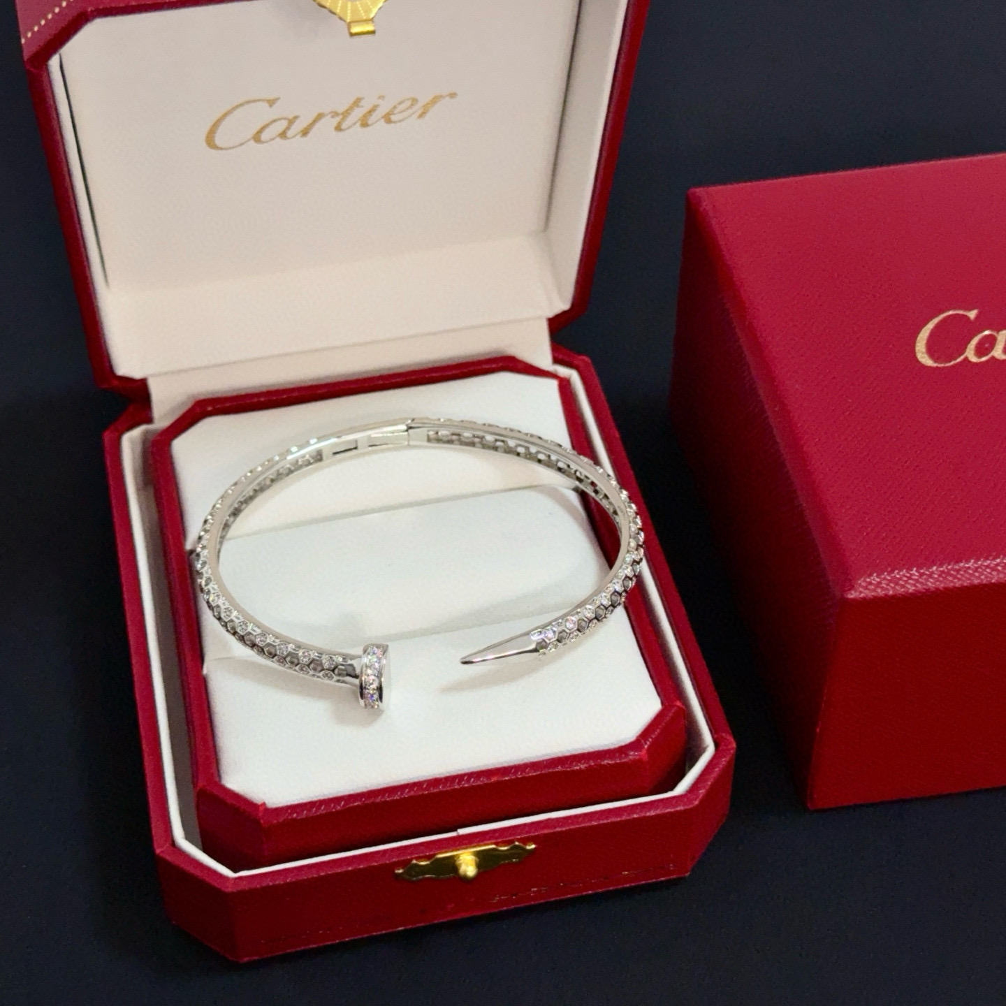 NO:582072,Cartier diamond-encrusted nail bracelet, high-end customized version, diamond-encrusted craftsmanship, V gold material, classic and fashionable style, reconstruct the aesthetics of love with sharp lines!  Breaking the rules, the diamond-encrusted design actually achieves the ceiling of high-end sense - no need for flashy accumulation, love should be as pure as ever. Cartier is loved by many celebrities and Internet celebrities. The Leopard series bracelet is absolutely an eternal classic, and it is not limited to men and women, and there is no age limit!  Wear it and you will be the center of attention!  , jewelry boutique, cartier, bracelet19860909卡地亚镶钻钉子手镯 高端定制版本 镶嵌钻工艺 V金材质 经典而时尚风格 用凌厉线条重构爱情美学！打破常规,镶嵌钻设计反而成就高级感天花板——无需浮华堆砌,爱本应纯粹如初 卡地亚受众多明星网红的爱戴 豹子系列手镯 绝对是永恒经典 而且男女不限 年龄不限 ！戴上它你就是焦点！,饰品精品,cartier,bracelet,Jewelry