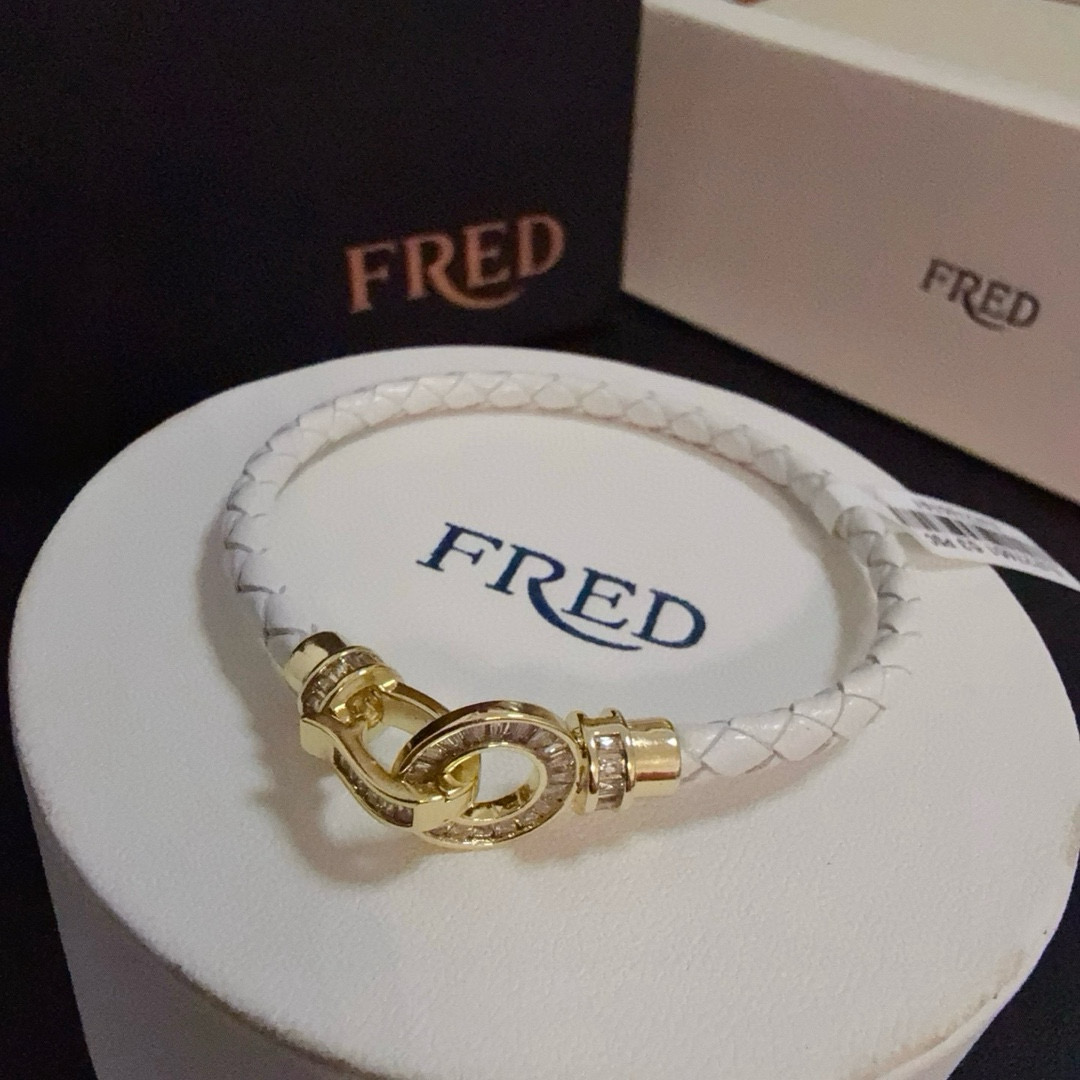 NO:582985,Popular Frederic full diamond horseshoe buckle bracelet, classic and versatile, a must-have item for fashionistas, fashionable and exquisite, 11 pairs of customized versions, the difference is that the ordinary version on the market, thickened electroplating 18k process, the effect is very versatile!  !  , jewelry boutique, bracelet19860909火爆 费雷德满钻马蹄扣手镯手绳,经典百搭,网红达人 时尚一族备必单品,时尚精致,11对版定制,区别在于市面上普通版本,加厚电镀18k工艺,上手效果非常百搭！！,饰品精品,bracelet,Jewelry