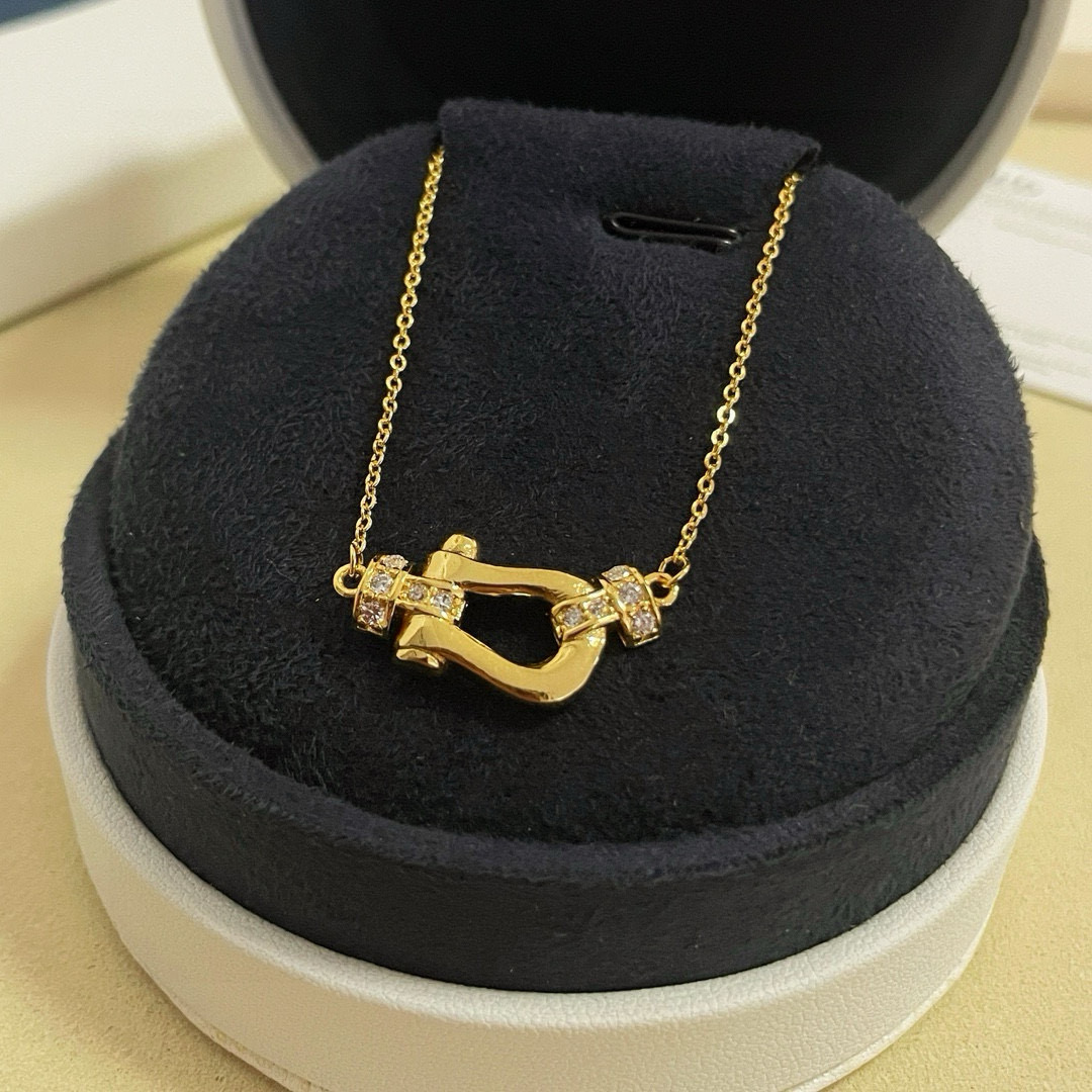 NO:582987,Batch Fred Half Diamond Horseshoe Buckle Necklace, fine micro-inlay, high-end customization, counter material, thickened electroplating process, exquisite and a little luxurious feeling, can be matched casually and very fashionable!  Rose gold, platinum, yellow gold, fine jewelry, necklace, gold19860909批  费雷德半钻马蹄扣项链,精工微镶,高端定制,专柜材质,加厚电镀工艺,精致又有点轻奢的感觉,可随意搭配都很有时尚感！玫瑰金、白金色、黄金色入,饰品精品,necklace,gold,Jewelry