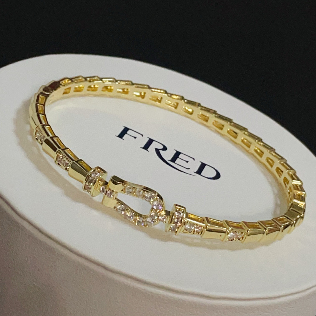 NO:582988,Popular Frederic full-diamond horseshoe buckle bracelet, classic and versatile, a must-have item for fashionistas, fashionable and exquisite, 11 pairs of customized versions, thickened 18k electroplating process, very versatile!  !  , jewelry boutique, bracelet19860909火爆 费雷德满钻马蹄扣手镯手绳,经典百搭,网红达人 时尚一族备必单品,时尚精致,11对版定制,加厚电镀18k工艺,上手效果非常百搭！！,饰品精品,bracelet,Jewelry