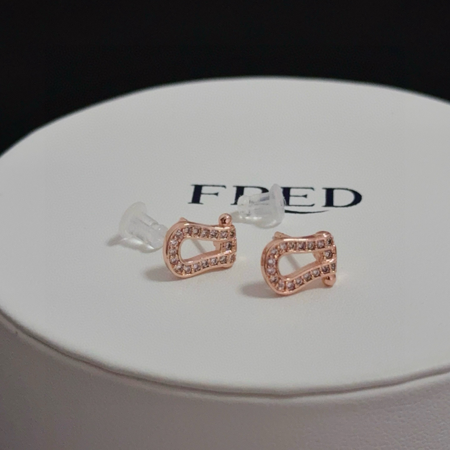 NO:582992,The popular Frederic full diamond horseshoe buckle earrings, classic and versatile, a must-have item for fashionistas, fashionable and exquisite, 11 pairs of customized versions, thickened 18k electroplating process, rose gold/golden/silver, exquisite jewelry19860909批火爆 费雷德满钻马蹄扣耳钉 经典百搭,网红达人 时尚一族备必单品时尚精致,11对版定制,加厚电镀18k工艺,玫瑰金/金色/银色,饰品精品,Jewelry