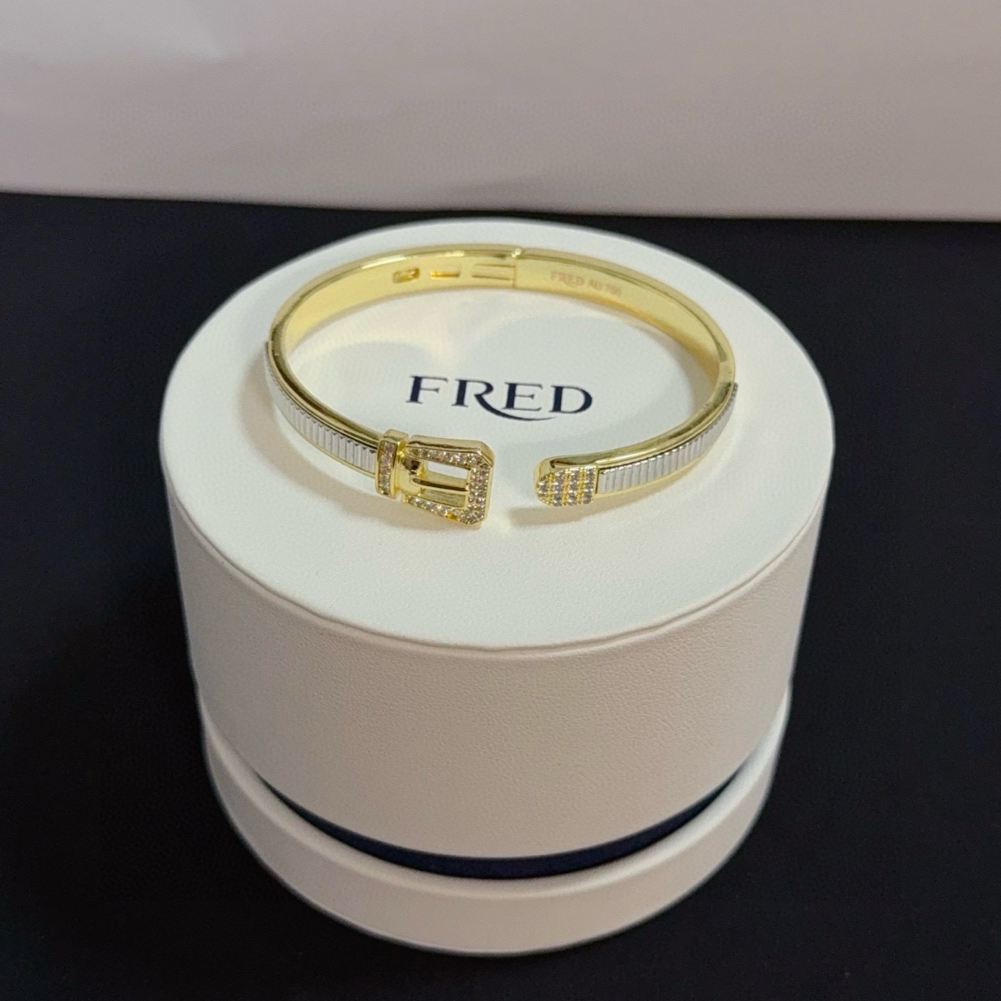 NO:582994,Batch Popular Frederic diamond-filled horseshoe buckle bracelet, classic and versatile, a must-have item for fashionistas, fashionable and exquisite, 11 pairs of customized versions, thickened 18k electroplating process, very versatile!  !  silver gold, fine jewelry, bracelet19860909批 火爆 费雷德满钻马蹄扣手镯,经典百搭,网红达人 时尚一族备必单品时尚精致,11对版定制,加厚电镀18k工艺,上手效果非常百搭！！银色 金色,饰品精品,bracelet,Jewelry