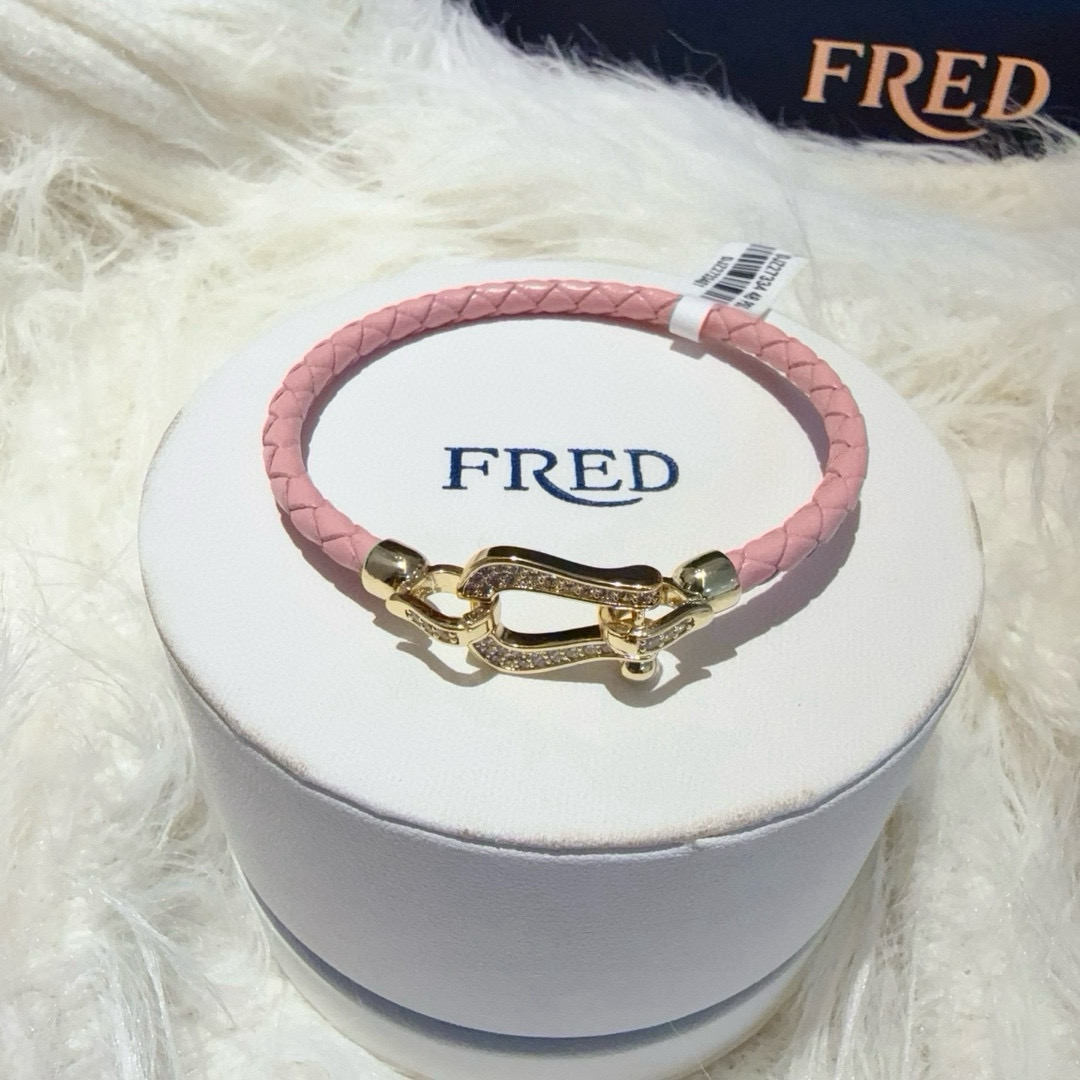 NO:575532,Popular Frederic full-diamond horseshoe buckle bracelet, classic and versatile, a must-have item for fashionistas, fashionable and exquisite, 11 pairs of customized versions, thickened 18k electroplating process, very versatile!  !  , jewelry boutique, bracelet19860909火爆 费雷德满钻马蹄扣手镯手绳,经典百搭,网红达人 时尚一族备必单品,时尚精致,11对版定制,加厚电镀18k工艺,上手效果非常百搭！！,饰品精品,bracelet,Jewelry