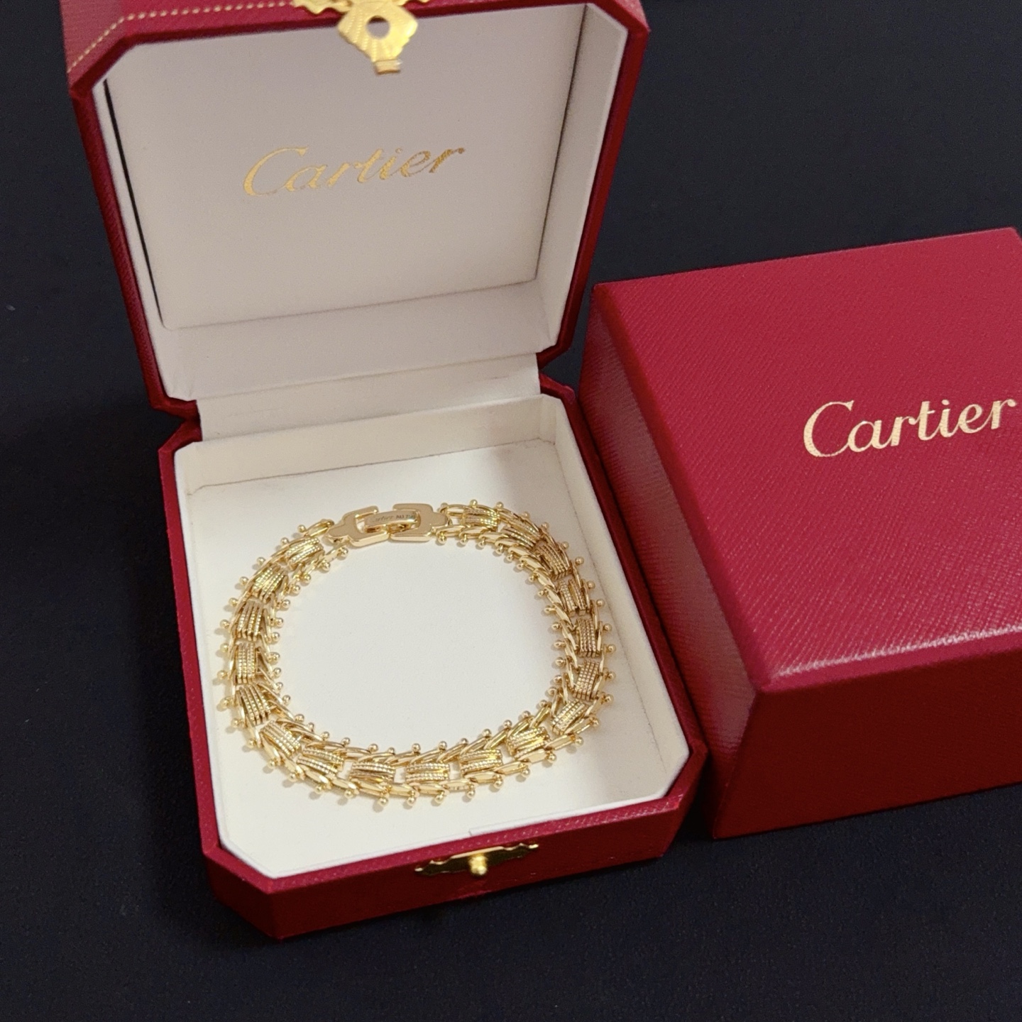 NO:582996,Cartier bracelet, high-end customized version, inlaid with diamond craftsmanship, V-gold material, classic and fashionable style, reconstructing the aesthetics of love with sharp lines!  Breaking the rules, the diamond-encrusted design actually achieves the ceiling of high-end sense - no need for flashy accumulation, love should be as pure as ever. Cartier is loved by many celebrities and Internet celebrities. The Leopard series bracelet is absolutely an eternal classic, and it is not limited to men and women, and there is no age limit!  Wear it and you will be the center of attention!  , jewelry boutique,cartier,bracelet,bracelet19860909卡地亚手链 高端定制版本 镶嵌钻工艺 V金材质 经典而时尚风格 用凌厉线条重构爱情美学！打破常规,镶嵌钻设计反而成就高级感天花板——无需浮华堆砌,爱本应纯粹如初 卡地亚受众多明星网红的爱戴 豹子系列手镯 绝对是永恒经典 而且男女不限 年龄不限 ！戴上它你就是焦点！,饰品精品,cartier,bracelet,bracelet,Jewelry