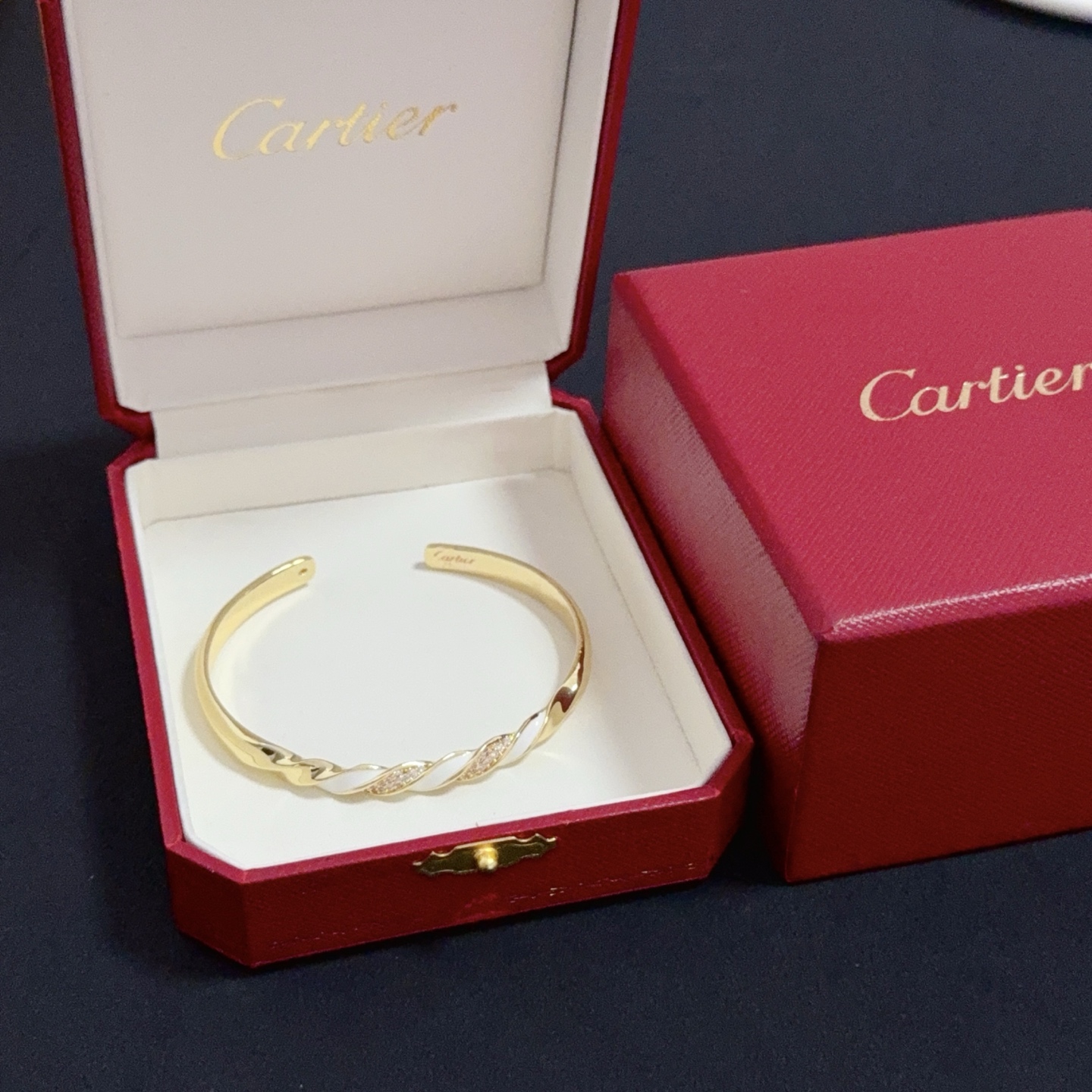 NO:582594,Cartier diamond-encrusted bracelet, high-end customized version, diamond-encrusted craftsmanship, V gold material, classic and fashionable style, reconstruct the aesthetics of love with sharp lines!  Breaking the rules, the diamond-encrusted design actually achieves the ceiling of high-end sense - no need for flashy accumulation, love should be as pure as ever. Cartier is loved by many celebrities and Internet celebrities. The Leopard series bracelet is absolutely an eternal classic, and it is not limited to men and women, and there is no age limit!  Wear it and you will be the center of attention!  , jewelry boutique, cartier, bracelet19860909卡地亚镶钻手镯 高端定制版本 镶嵌钻工艺 V金材质 经典而时尚风格 用凌厉线条重构爱情美学！打破常规,镶嵌钻设计反而成就高级感天花板——无需浮华堆砌,爱本应纯粹如初 卡地亚受众多明星网红的爱戴 豹子系列手镯 绝对是永恒经典 而且男女不限 年龄不限 ！戴上它你就是焦点！,饰品精品,cartier,bracelet,Jewelry