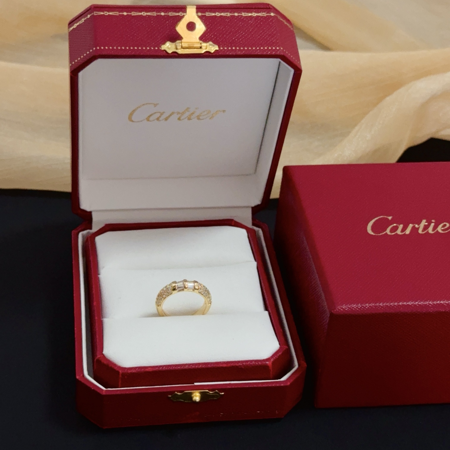 NO:582600,Cartier diamond-set ring, high-end customized version, diamond-set technology, V gold material, classic and fashionable style, using sharp lines to reconstruct the aesthetics of love!  Breaking the rules, the diamond-encrusted design actually achieves the ceiling of high-end sense - no need for flashy accumulation, love should be as pure as ever. Cartier is loved by many celebrities and Internet celebrities. The Leopard series bracelet is absolutely an eternal classic, and it is not limited to men and women, and there is no age limit!  Wear it and you will be the center of attention!  , jewelry boutique, cartier, ring, bracelet19860909卡地亚镶钻戒指 高端定制版本 镶嵌钻工艺 V金材质 经典而时尚风格 用凌厉线条重构爱情美学！打破常规,镶嵌钻设计反而成就高级感天花板——无需浮华堆砌,爱本应纯粹如初 卡地亚受众多明星网红的爱戴 豹子系列手镯 绝对是永恒经典 而且男女不限 年龄不限 ！戴上它你就是焦点！,饰品精品,cartier,ring,bracelet,Jewelry